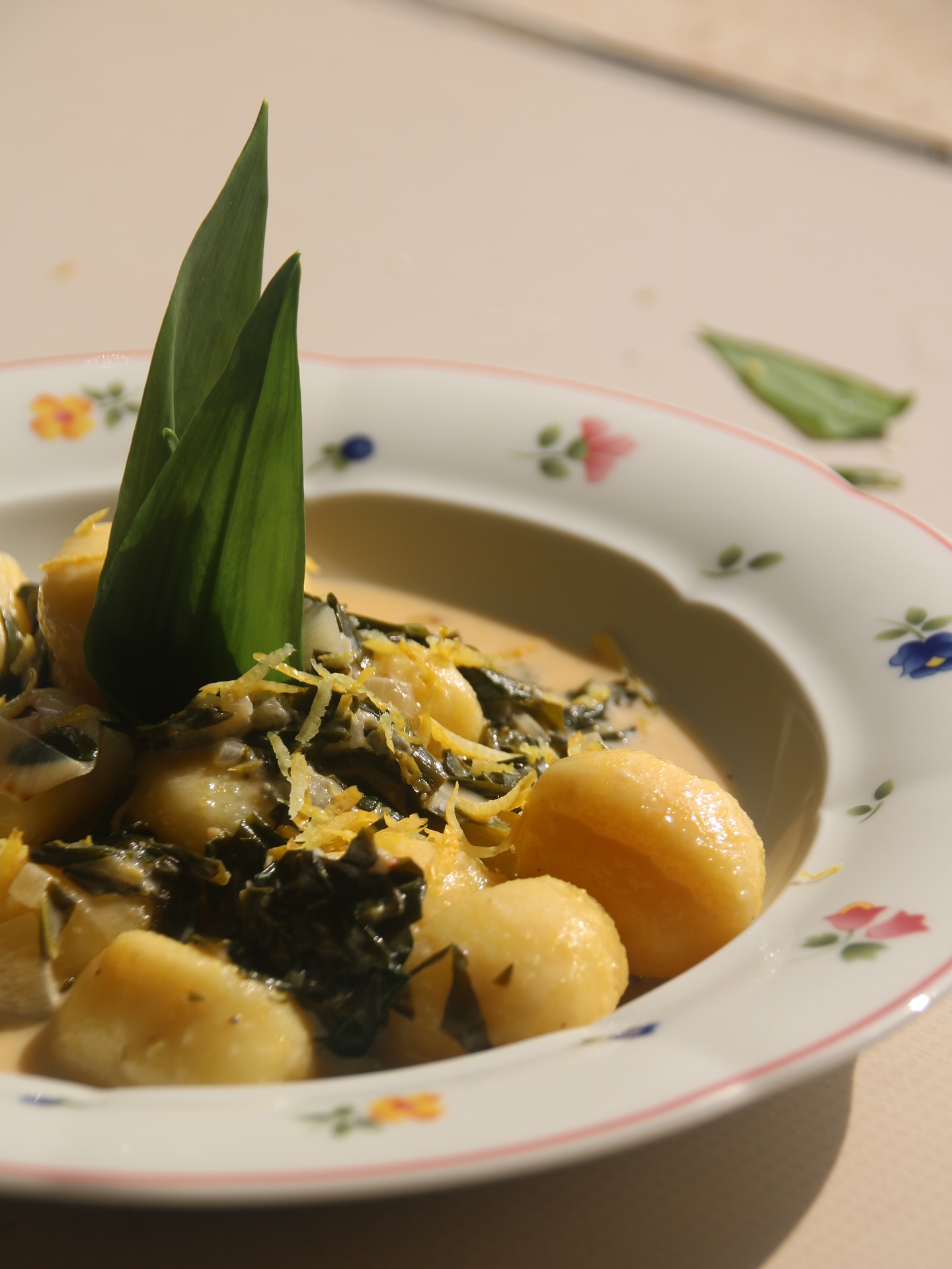 Spring on your plate 🌿 Gnocchi with wild garlic and cream sauce and Gorgonzola – creamy, savoury, ready in 25 mins.
Vegan? That works too! Recipe in the link 👆
#Foodforflexitarians #gnocchi #wildgarlic #gartenliebe #garlic #garten #gardening #food #declicius