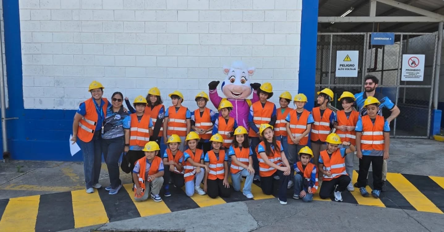When students experience learning firsthand, it stays with them.
Our Grade 4 students visited Lacthosa, where they explored real processes, asked thoughtful questions, and connected their learning in a deeper, more meaningful way.
A memorable day—made even more special by a visit from their mascot Suly! 🐄
Thank you, Lacthosa @sulahonduras, for opening your doors and being part of this learning journey.
At Discovery, every experience is an opportunity to grow, connect, and discover more.
#ExperientialLearning #DiscoverySchoolTegucigalpa