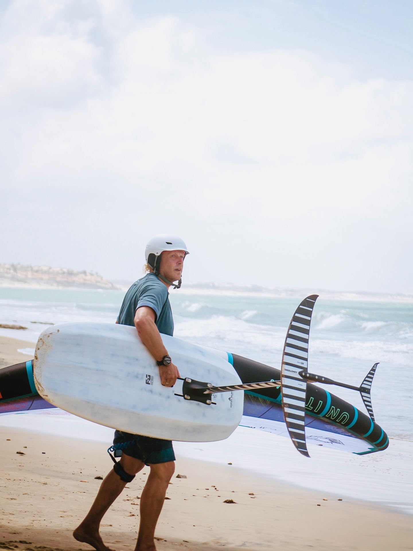🇧🇷
Dolce Vita é vento que pulsa nas veias,
é o mar que chama pelo nome,
é o corpo leve cortando o horizonte.
É kitesurfe no sopro da liberdade,
wingfoil no silêncio que voa,
é viver onde o céu encontra o sal.
Dolce Vita não é só um lugar,
é sentir o vento por dentro.
🇪🇸
Dolce Vita es viento que late en las venas,
es el mar que llama por tu nombre,
es el cuerpo ligero cortando el horizonte.
Es kitesurf en el soplo de la libertad,
wingfoil en el silencio que vuela,
es vivir donde el cielo encuentra la sal.
Dolce Vita no es solo un lugar,
es sentir el viento por dentro.
🇺🇸
Dolce Vita is wind pulsing through your veins,
it’s the sea calling your name,
it’s a light body cutting through the horizon.
It’s kitesurfing in the breath of freedom,
wingfoil in the silence that flies,
it’s living where the sky meets the salt.
Dolce Vita is not just a place,
it’s feeling the wind within.