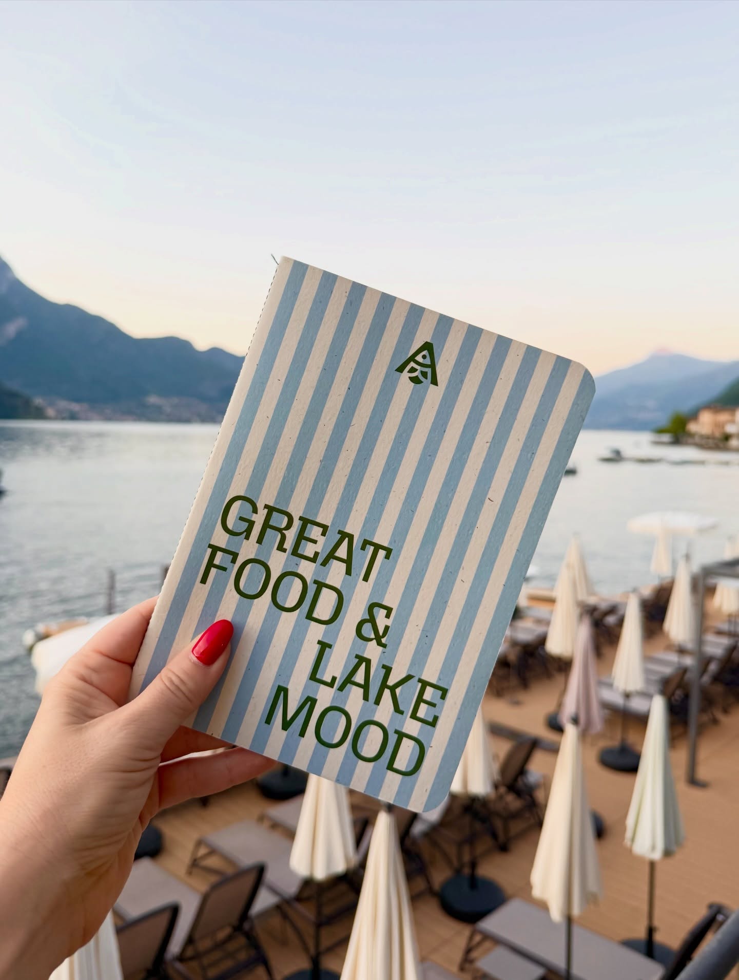 Weekend sul Lago di Como, a Lezzeno e vi giuro, è uno di quei posti che ti fanno rallentare davvero.
Conoscete quella sensazione di pace quando avete l’acqua davanti e tutto il resto sembra lontano?
Pranzo da @ristoranteauroralezzeno , vista lago meravigliosa, piatti ottimi e silenzio intorno. Uno di quei momenti semplici, ma perfetti.
Voi siete più tipo da tavolo vista lago o da passeggiata dopo pranzo?
Io nel dubbio ho fatto entrambe.
Outfit super easy: giacca beige, pantaloni tabacco e la mia nuova borsa in paglia @ruemadam_paris — leggera, estiva, proprio nel mood del weekend.
Ma ditemi: anche a voi il Lago di Como fa questo effetto un po’ sospeso?
#gifted by @ruemadam_paris