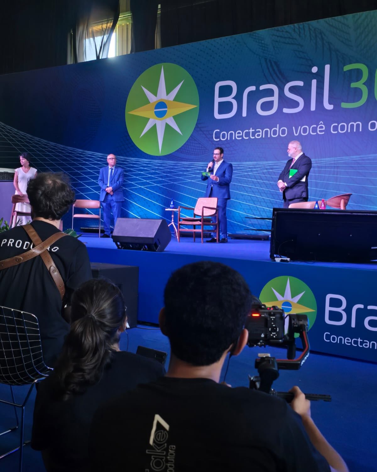 Um encontro que movimentou o agro do Oeste Baiano 🌱🚀
No último dia 23/04, Luís Eduardo Magalhães recebeu um grande evento promovido pela AIBA, ABAPA e Brasil 360, reunindo especialistas e lideranças para discutir um tema essencial para o futuro do setor, a reforma tributária e seus impactos no agronegócio.
Com participações de peso como Augusto Aras, Arthur Mattos e Bruno Martinez, o evento trouxe reflexões importantes sobre regularização fundiária, cenário tributário, perspectivas futuras e a importância da regularização ambiental para acesso ao crédito rural.
A ACIAGRI também esteve presente, contribuindo com sua representatividade e compromisso com o desenvolvimento do setor no Oeste da Bahia. Um encontro que movimentou o agro do Oeste Baiano 🌱🚀
ACIAGRI - Força que representa!