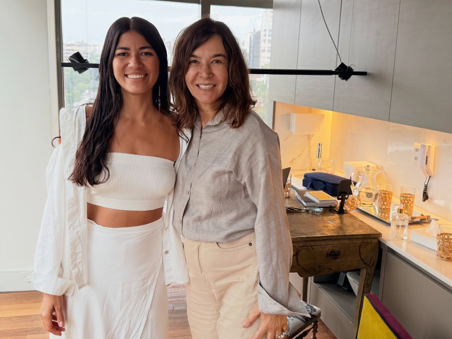 Hoje, o encontro com a atriz @maiaraastarte foi presencial para a preparação vocal, prosódia e sotaque para o cinema! 💙
✨Depois de quatro sessões on-line, tivemos esse momento especial, também com a presença de Cristiane Oliveira, que é a diretora do filme “ Alto Uruguai “ que vai iniciar as gravações no próximo mês!
Sou imensamente grata pelo convite e pela oportunidade de trabalhar o sotaque gaúcho com essa atriz tão encantadora, que traz consigo a beleza e a musicalidade do sotaque dos pagos do Maranhão! 🥰
Eu amo fazer esse trabalho de prosódia e sotaque para o cinema e agradeço em especial, a querida, @aleteia.selonk pela lembrança do meu nome para fazer esse importante trabalho. Viva o cinema!👏🏼👏🏼👏🏼 #cinema #voz#sotaque#prosódia #atriz