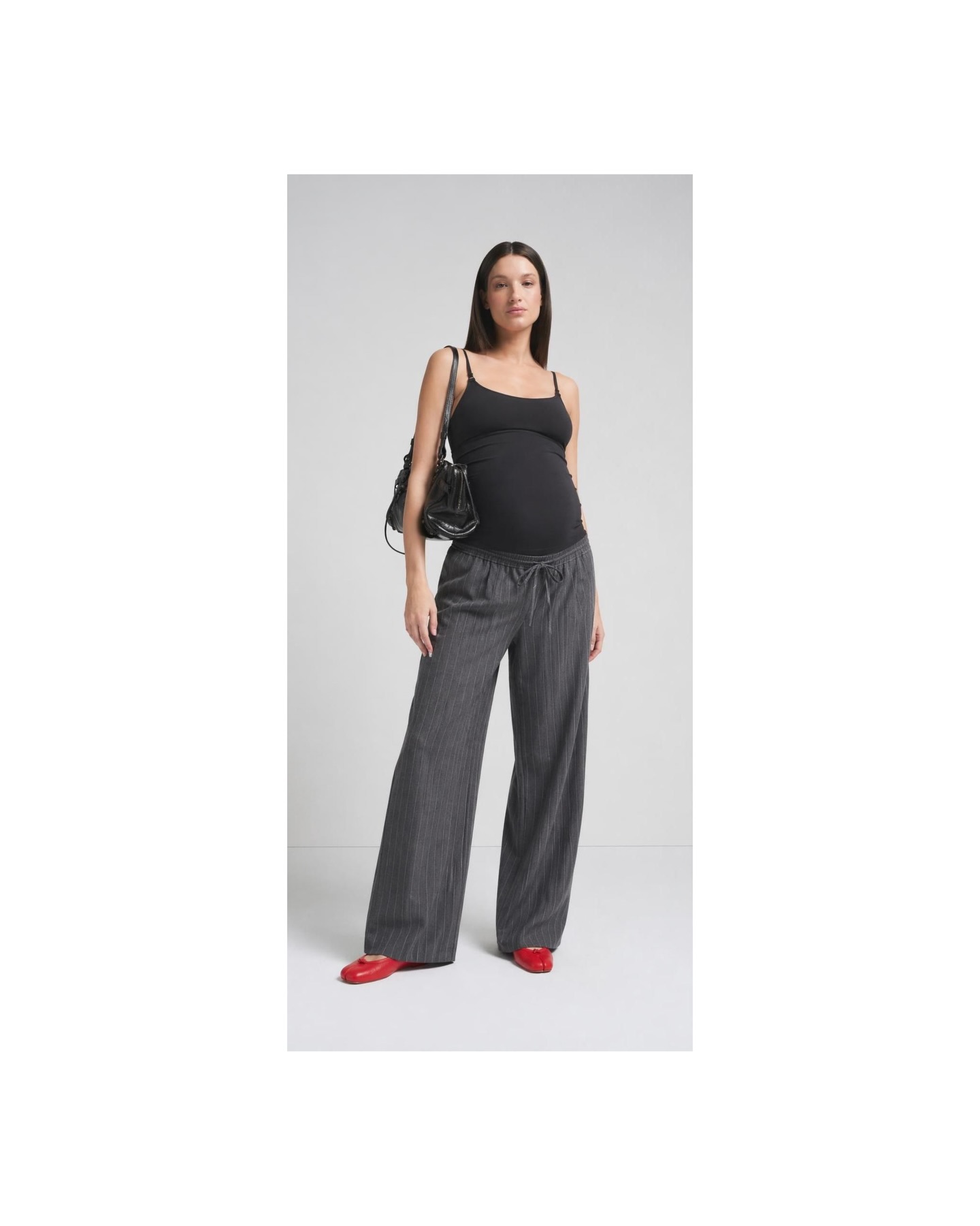 Hey preggy mamas, need workwear that doesn't sacrifice style for comfort? These @wearetala trousers have got you covered with drawstrings and wide legs. Plus, they’re flattering under the bump. Size up for extra comfort. I’ve styled them with a black top, a pop of red with the tabis and ofc a cityyyy.
Any others your loving?
