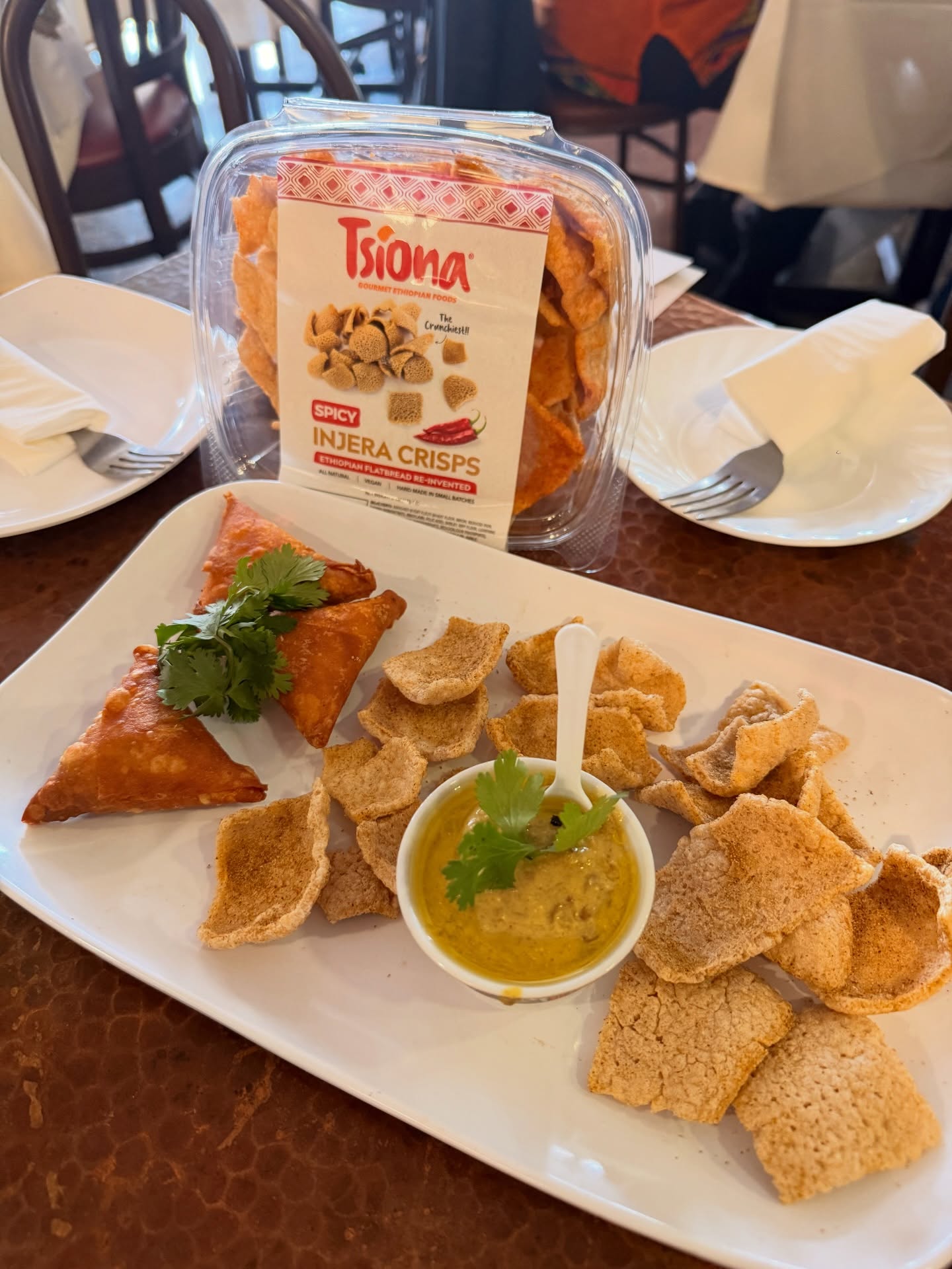 We loved seeing our @tsionafoods Injera crisps being served at Dr.Kidi’s @drkidi.healing What Healing Knows workshop at @veraskitchendesta with the Effoyee mantra.
#tsionafoods #tsionafoodsproducts #effoyeee #injeracrisps