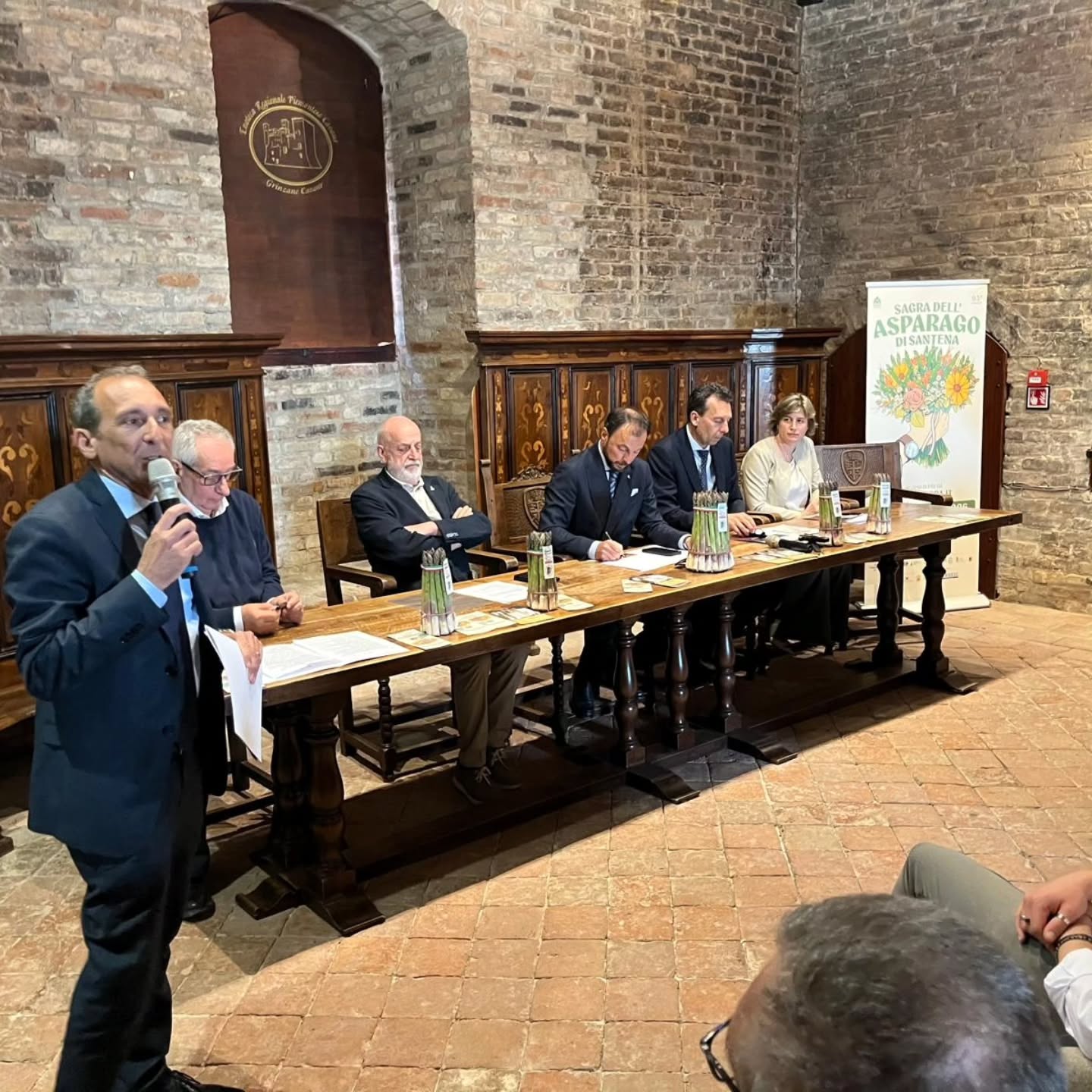 Inaugurazione della Sagra dell' Asparago di Santena 2026 al Castello di Grinzane Cavour, sito UNESCO.
Il Piemonte rappresentanto da illustri personalità ed eccellenze gastronomiche! Relazione di Gino Anchisi "I cattolici e i santi sociali, tra Ottocento e Novecento, in Langhe, Roero e Monferrato". E infine Asparagi, Risotto con Riso GranCavour e torta di Nocciole per tutti!
Articolo completo:
https://www.rossosantena.it/2026/04/22/castello-grinzane-cavour-presentata-la-campagna-produttiva-2026-degli-asparagi-e-il-programma-della-sagra-degli-asparagi-di-santena/
@massimobiloni @ires_srl @stradadelriso @ass_amicifondazionecavour @castello_grinzanecavour @fondazione_cavour @alberto_gatto @comunesantena @robi.ghio @gianfranco_garau @prolocogallogrinzane @castello_grinzanecavour @marco_scuderi1 @roberto_bodrito @silviomariatealdi @la_locanda_del_cont_ @marilenaqualitymento @quirinobarone @giggle_for_fun