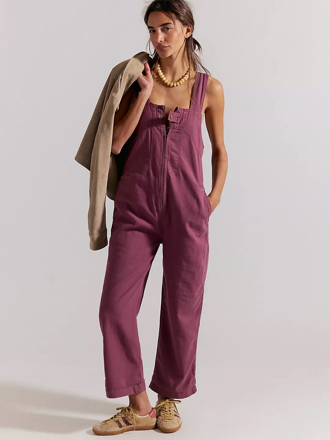 These one-and-done pieces are as easy to wear as they are to style. Layer a long sleeve tee or tank, sneakers or slides, and a great crossbody leather bag. Done. Adorable.😍👏
#outfitinspiration #overalls #onepiece #freepeople #boutiquestyle