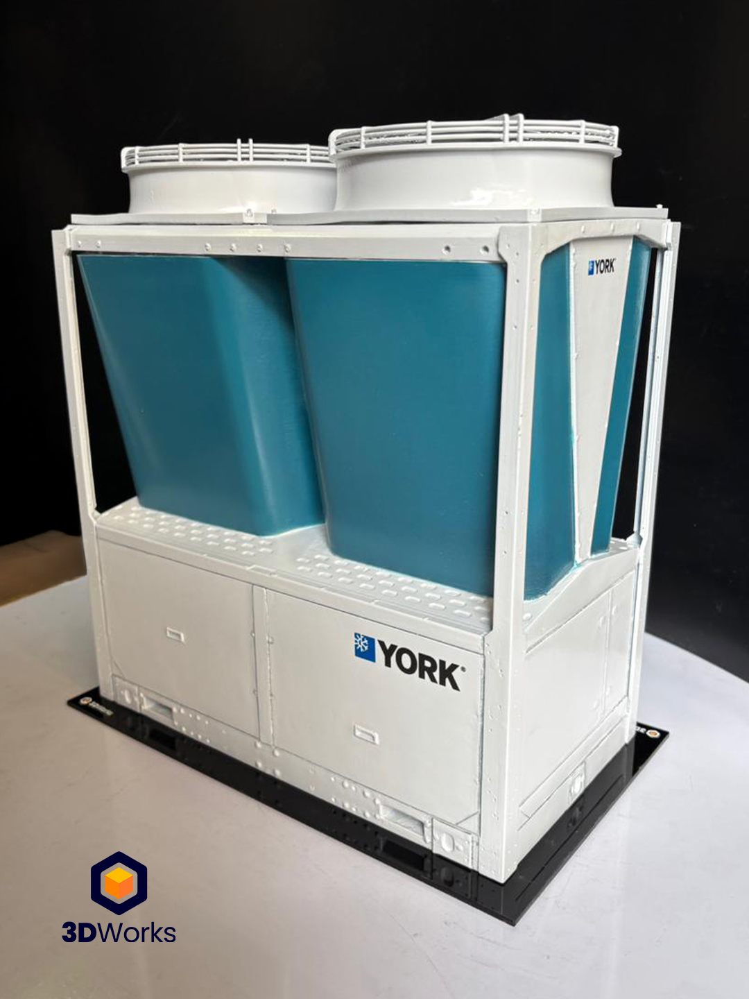 Ingeniería que cabe en tus manos. 🛠️
No es solo una impresión, es un proceso de transformación. En 3DWorks llevamos la unidad YORK® YMAE a una escala de exhibición cuidando cada etapa:
🔹 Materiales: Combinamos Resina para la precisión de los ventiladores y PLA para la estructura modular.
🔹 Oficio Manual: Lijado y enmasillado para suavizar las superficies, logrando un mejor acabado.
La herramienta ideal para que tus clientes puedan entender tu tecnología en cualquier lugar. 🏢✨
📩 ¿Tienes un proyecto en mente? Escríbenos a contacto@3dworks.cl
#3DWorks #Impresion3D #ModelismoIndustrial #ScaleModel #YORK #Ingenieria #HechoEnChile