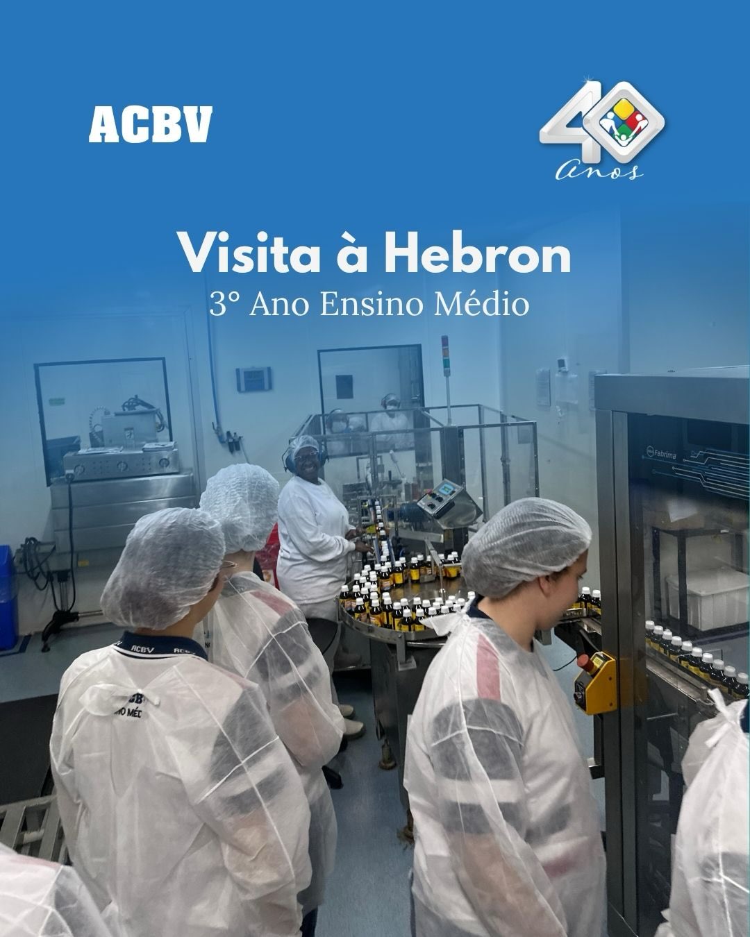 Os alunos do 3º ano trocaram as salas de aula pelos laboratórios da Hebron Farmacêutica — uma experiência única para ver, na prática, como a ciência se transforma em cuidado e tecnologia.
Durante a visita, eles conheceram de perto diferentes áreas de atuação, como engenharia de produção, segurança do trabalho, farmácia, engenharia química, biotecnologia e computação. Além disso, tiveram a oportunidade de conversar com profissionais dessas áreas, esclarecendo dúvidas e conhecendo melhor as possibilidades de carreira.
Os estudantes também acompanharam etapas essenciais do processo industrial, observando o rigor no controle de qualidade e a constante busca por inovação em uma indústria de grande porte.
Explorar setores como almoxarifado, produção de medicamentos, embalagens e laboratórios de pesquisa ampliou a visão sobre o mercado de trabalho e suas possibilidades futuras.
Ver a química e a biologia acontecendo fora dos livros é, sem dúvida, um combustível extra para essa reta final! 🚀
#40anosACBV #academiacrista