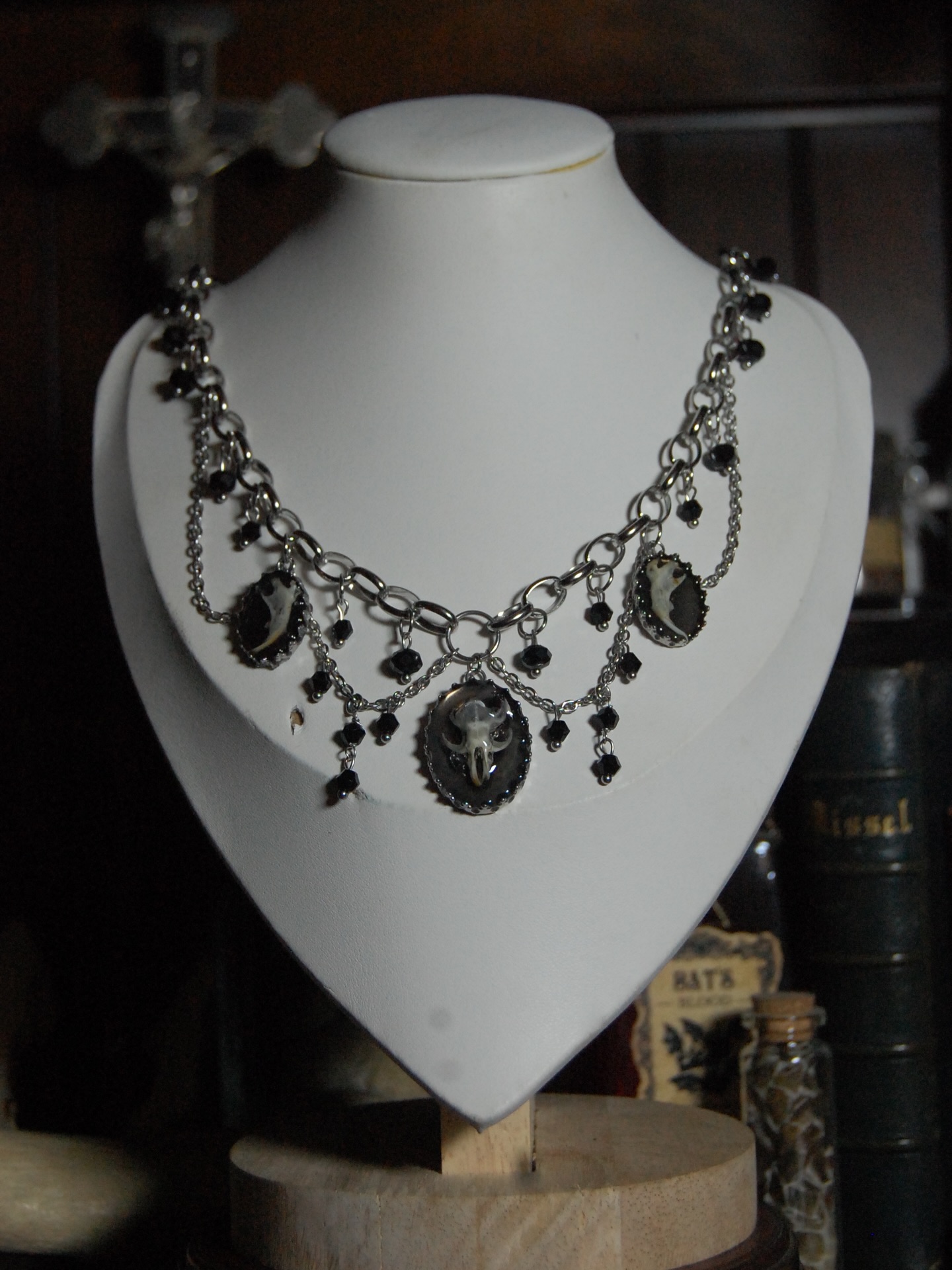 𝕸𝖚𝖘 𝕺𝖗𝖓𝖆𝖒𝖊𝖓𝖙𝖚𝖒
Collier drapé ornée d’un crâne et deux mandibules de souris/campagnol et de perles en verres noir facettées 🐭🖤
Source éthique🌿
✥
Bijoux curiosités faits main, bijoux os, crâne
Victorien, gothique