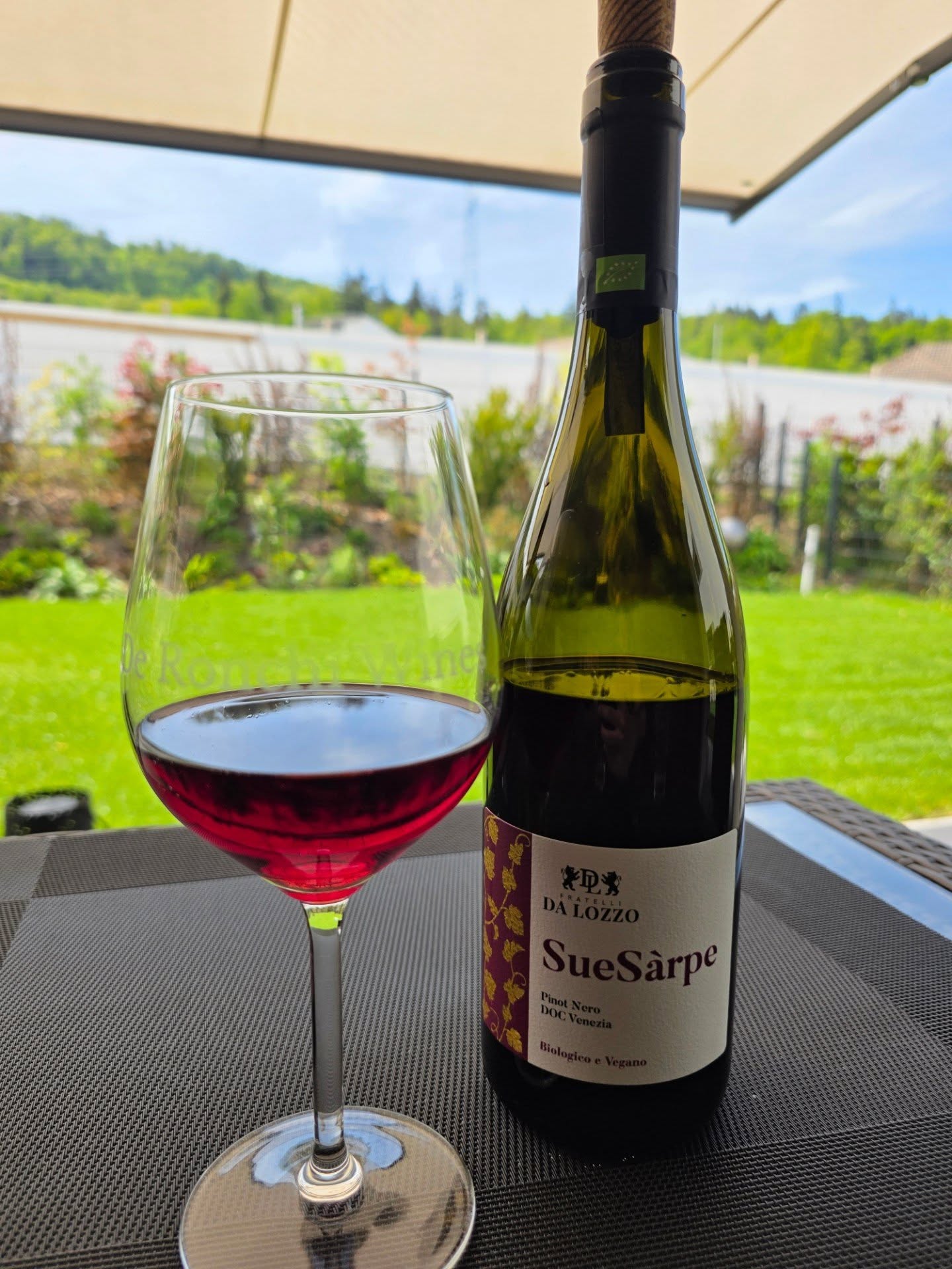 New entry 👀
SueSàrpe, Pinot Nero der Fratelli Da Lozzo.
Biologisch, mit Aromen von frischer Erdbeere, die beim ersten Schluck überzeugen.
Ein leichter Rotwein, den man einfach genießt. 🍓🍷
#PinotNero #NewEntry #ItalianWine #DeRonchiWines #biowein