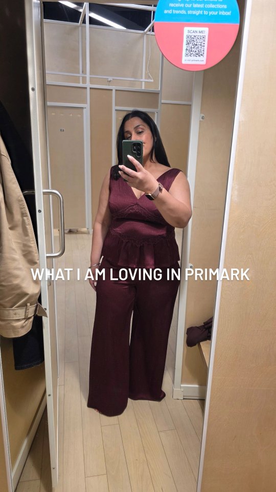 I absolutely love the co ords in @primark right now.
How gorgeous is this set from their celebrity edit range. 😍 I just had to share it with you all.
There were some love colours and styles in store.
#highstreetstyle #personalstylistessex #styleover40 primark
