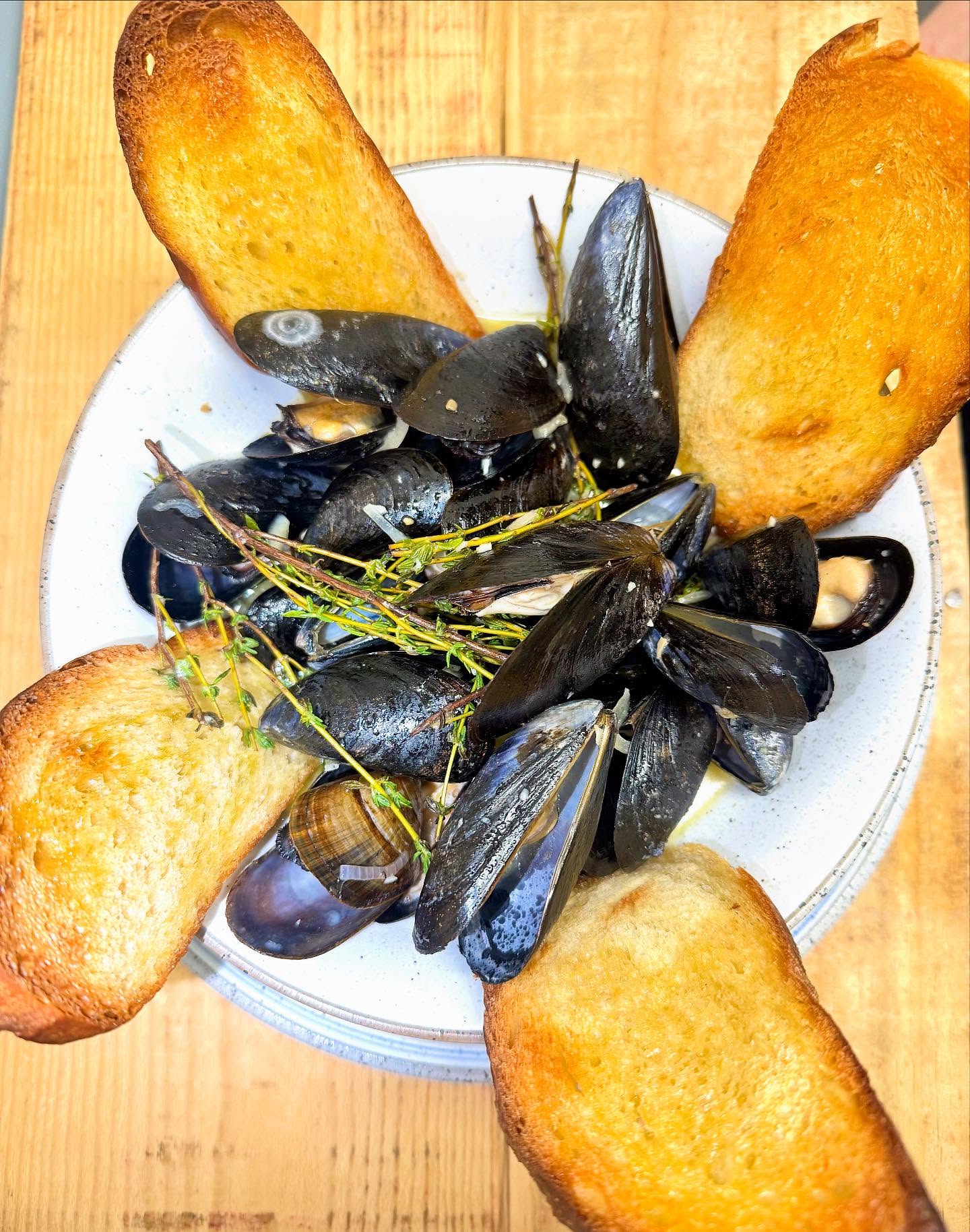 Tide to table, kissed with salted butter + fresh herbs. The kind of dish you lean in for. Shell we??? 🐚 🐚
