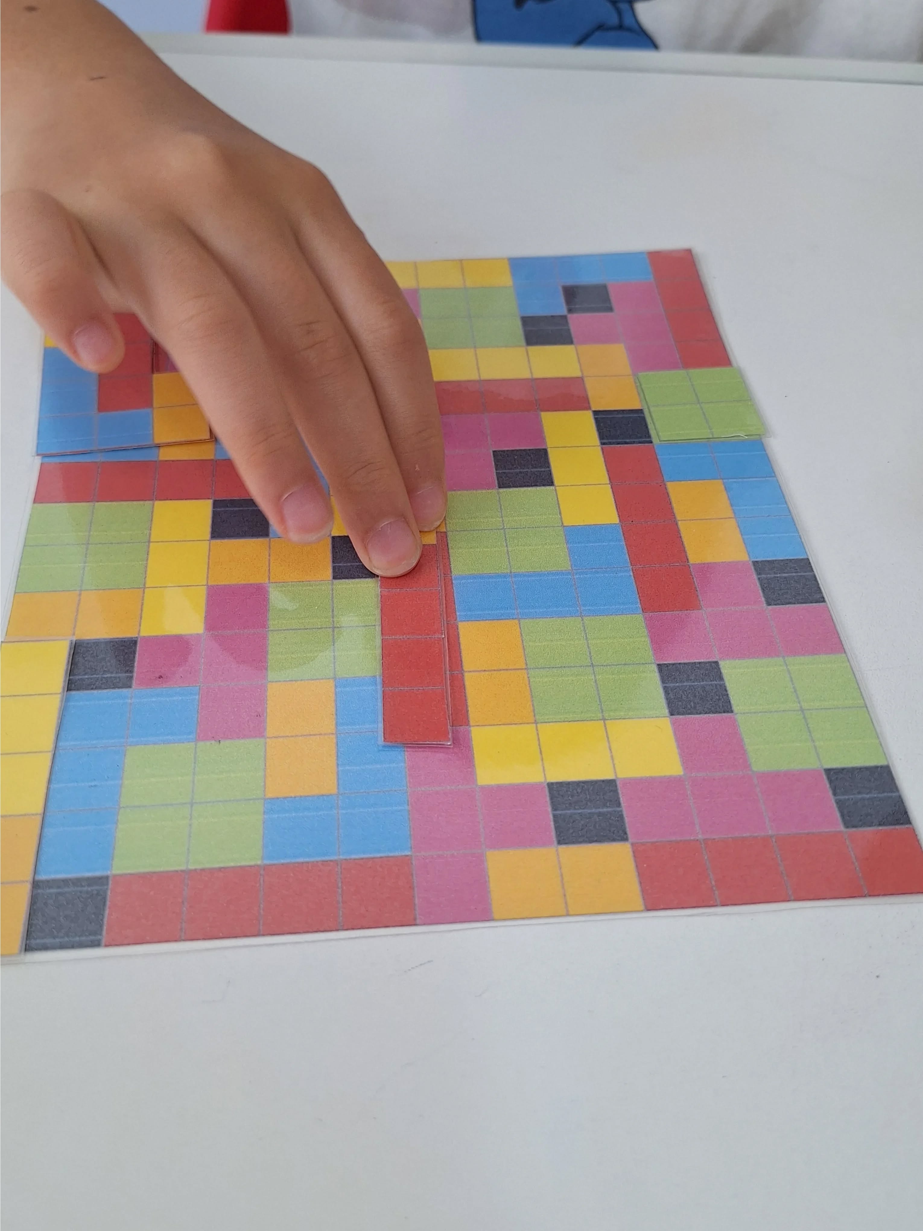 A psicopedagogia carrega uma sutileza profunda em seu fazer. É uma prática que convida à pausa, à reflexão constante e a um olhar que vai além do que é visível. Quanto mais me aprofundo no estudo do desenvolvimento humano, mais compreendo que trabalhar com ele exige, antes de tudo, sensibilidade.
Não existem cérebros iguais e essa não é apenas uma ideia bonita, mas uma realidade que desafia, diariamente, qualquer tentativa de padronização.
Ainda assim, vivemos em um contexto que frequentemente busca respostas rápidas, intervenções objetivas e resultados imediatos. Nessa pressa, corremos o risco de reduzir o processo a desempenho, esquecendo que aprender envolve muito mais do que executar.
O desenvolvimento não acontece em linha reta. Ele é feito de avanços sutis, reorganizações internas e, muitas vezes, de pausas que não significam retrocesso, mas elaboração. Exigir rapidez pode produzir respostas, mas nem sempre produz compreensão.
Por isso, escutar o subjetivo não é um detalhe, é parte central do trabalho. O brincar, a criatividade e as expressões singulares de cada sujeito não são desvios do processo, mas caminhos legítimos por onde o desenvolvimento se constrói. É nesse espaço que a criança revela suas hipóteses, seus conflitos e suas formas próprias de significar o mundo.
Sustentar essa escuta, sem abrir mão da intencionalidade clínica, talvez seja um dos maiores desafios da psicopedagogia. Trata-se de habitar uma tensão constante: entre o que é mensurável e o que é significativo, entre a técnica e a sensibilidade, entre o fazer e o compreender.
E é justamente nessa tensão que o trabalho ganha profundidade e sentido. 🧠
Registros do mês :)