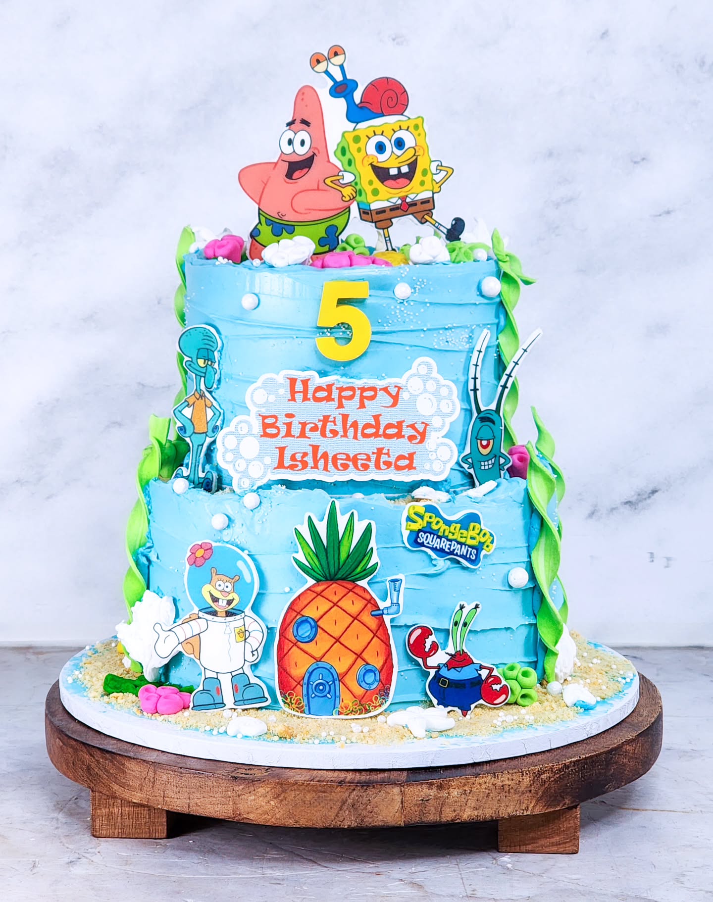 SpongeBob SquarePants ๐๐งฝ๐ฉณ๐
Fun 2 Layer 2 tier themed cake
Filled and covered with creamy smooth buttercream, fondant decorations and edible print
#Spongebobsquarepantscake #spongebobsquarepants #2tiercake #ThemedCakes #Marlenebakes