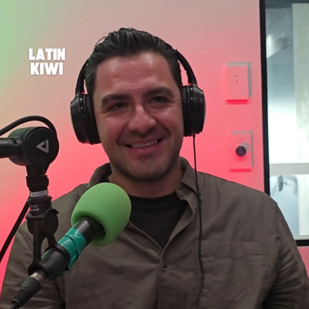 En este episodio de Latinkiwi Radio en Planet FM, conversamos con el chef mexicano @chef.jean.brito quien ha trabajado en restaurantes con estrella Michelin, cruceros de lujo, clubes de yates y como dueño de restaurantes en distintos países. Ahora, viviendo en Auckland, Nueva Zelanda, comparte su experiencia real sobre lo que significa emprender en la industria de hospitality en NZ.
Hablamos sin filtros sobre:
-Lo bueno, lo malo y lo bonito de tener un restaurante en Nueva Zelanda
-Los retos del sector hospitality en Auckland
Qué está pasando actualmente con la industria gastronómica en NZ
Consejos para quienes quieren trabajar o emprender como chefs en el extranjero
Si estás pensando en trabajar en hospitality en Nueva Zelanda, abrir un restaurante o crecer como chef en el extranjero, este video te va a abrir los ojos.
📍 Entrevista grabada en Planet FM – Latinkiwi Radio video completo en Youtube!
Suscríbete, comparte y apoya el contenido en español en #NuevaZelanda!
Ve a www.latinkiwi.com para más de #NuevaZelandaenespañol !