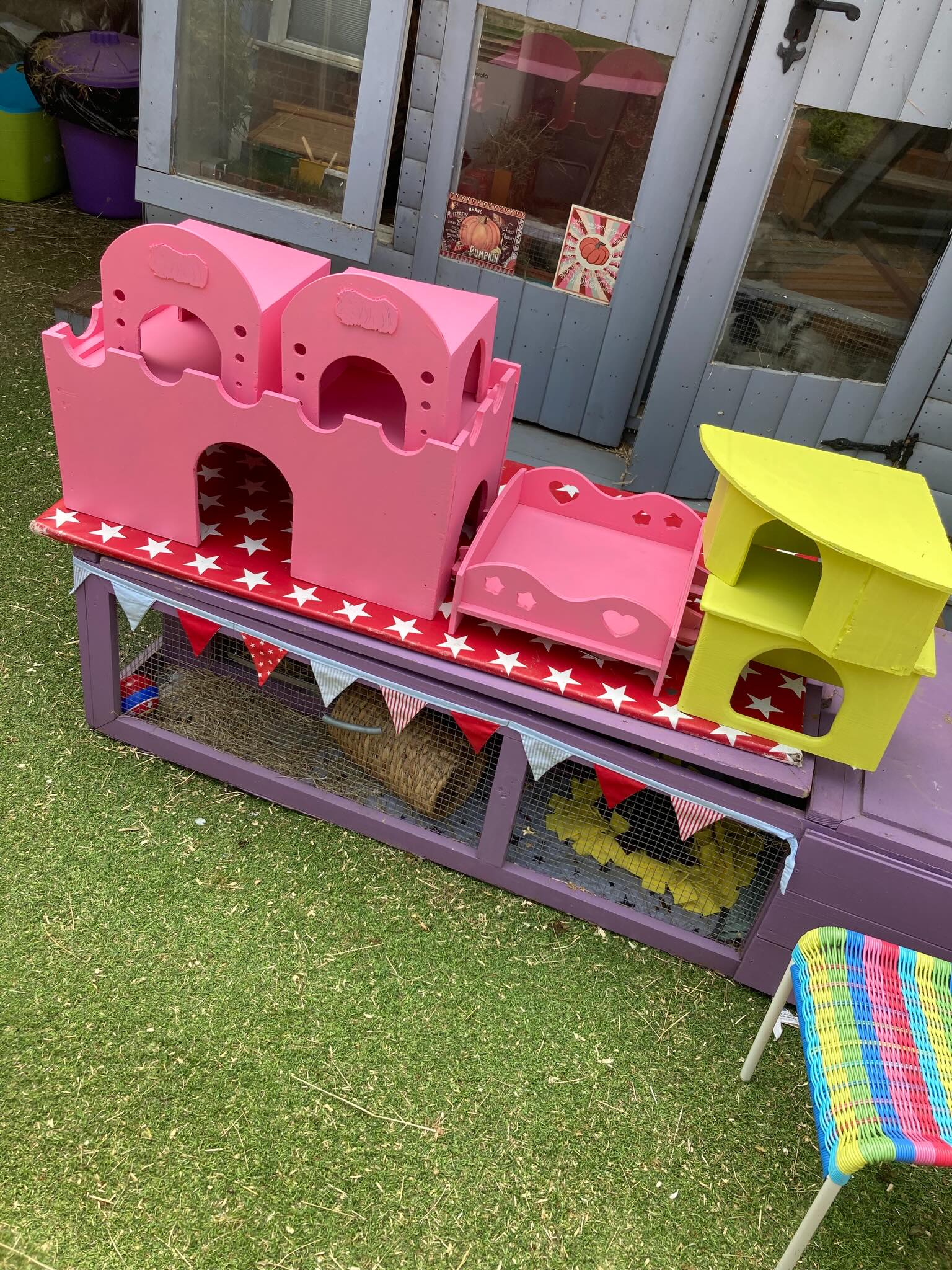 Spring is the perfect time for us to paint some of our piggy houses. We’ve also added a few new ones and a new run. We use @cuprinol_uk garden paint as well as @bandq_uk garden paint. #painting #guineapigs #bedfordshire