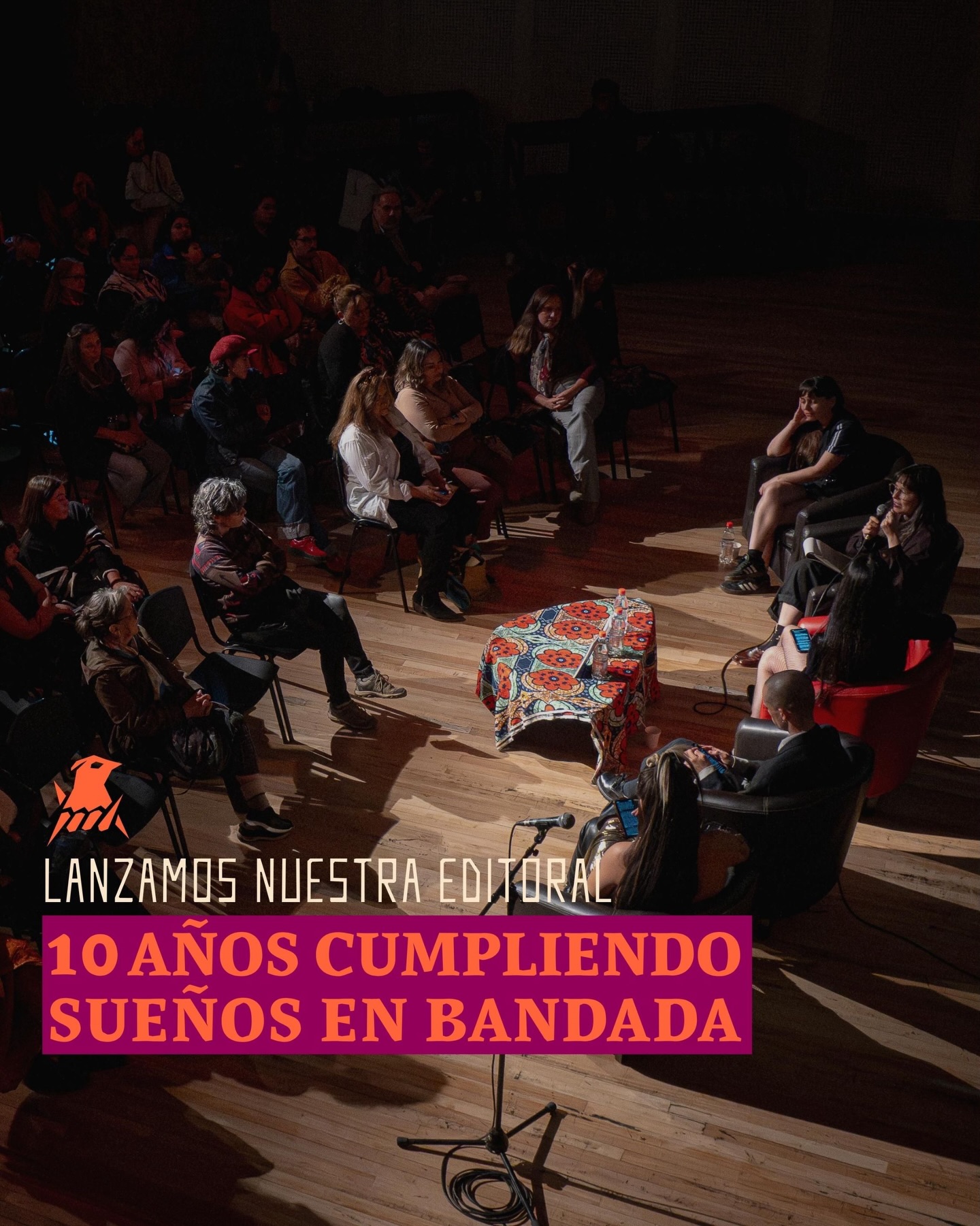 ¡Gracias bandada! 🐦✨
Hermoso lanzamiento de nuestra editorial, lleno de emoción, encuentro y comunidad. Gracias a todxs quienes asistieron por su apoyo, cariño y palabras que refuerzan nuestro vuelo durante estos 10 años 💜🔥
Agradecemos profundamente a quienes fueron parte del panel: Vicente Fernando @vicente__fernando, Sibila Sotomayor @sibila.epistolar, Incendia Volcano @incendiav0lcano, Myr Chávez @myrchavez y a la moderadora Organa Feminazi @organafeminazi por sus reflexiones, profundización y articulación con otras miradas, en un espacio de conversación y memoria 💬📚
Este lanzamiento no es solo un hito editorial, es parte de un proceso colectivo que sigue creciendo ✊🏽
Gracias a Parque Cultural de Valparaíso @parqueculturaldevalparaiso por su compromiso con los DDHH. También a Taller Café @tallercafe por acompañarnos con su cafecito que hizo aún más cálida la jornada ☕
💫 Somos bandada ✨
#mesdellibro #mesdeladanza #editorial #DDHH