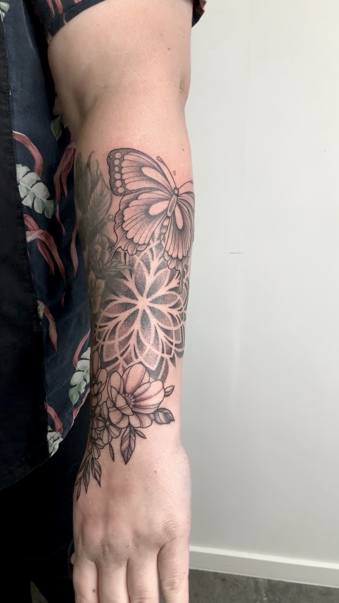Loved this piece done for Jessie, looking forward to do your full sleeve! Thank you so much for your trust and good times.
#finelinetattooartist #tutukakatattooartist #whangareitattoostudio #whangareitattooartist #whangareitattoo #flowertattoo #girlstattoo #sleevetattoo #mandalatattoodesign #dotworktattoo #dotworkmandala #butterflytatt #womanarmsleevetattoo