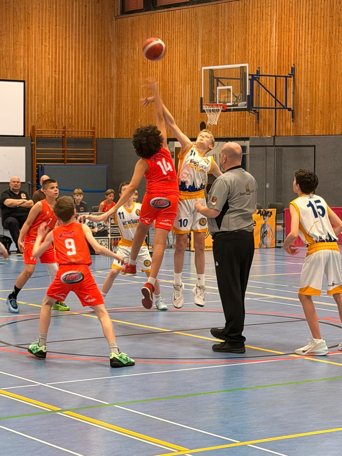 🏀 Final Four U12 in Soest 🏀
Ein tolles Basketball-Wochenende liegt hinter uns! Wir durften beim Final Four der U12 dabei sein und haben alles gegeben 💪 Am Ende hat es für uns leider „nur“ für den 4. Platz gereicht – trotzdem sind wir stolz auf die Leistung und den Einsatz des Teams!
Herzlichen Glückwunsch an alle Teams 👏
🥇 Hagen zum 1. Platz – starke Leistung!
🥈 Köln zum 2. Platz
🥉 Bochum zum 3. Platz
Danke an alle Beteiligten, Zuschauer und Organisatoren für dieses großartige Turnier 🙌
Wir kommen stärker zurück! 🔥
#finalfour #basketball