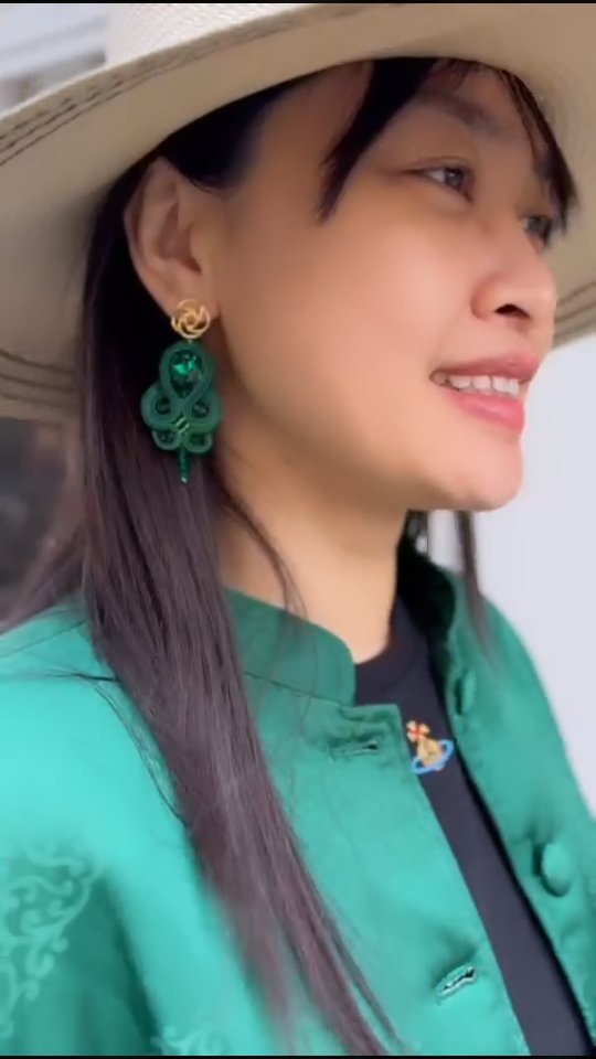 Un matin rue du Cherche-Midi,les matières, les gestes, les silhouettes se répondent.
Boucles d'oreilles Cassiopée émeraude profonde.
La couleur n’est jamais un détail.
Bientôt au 42 rue du Cherche-Midi.
Vêtements et modèle : @gammecollective
Chapeau : @pachallina.fr
Boucles d'oreilles : modèle Cassiopée vert émeraude @palmyreparis.
One morning at rue du Cherche-Midi, materials, gestures, silhouettes in dialogue.
Cassiopée deep emerald.
Color is never a detail.
Soon at 42 rue du Cherche-Midi.
Clothes & model: @gammecollective
Hat: @pachallina.fr
Earrings: @palmyreparis