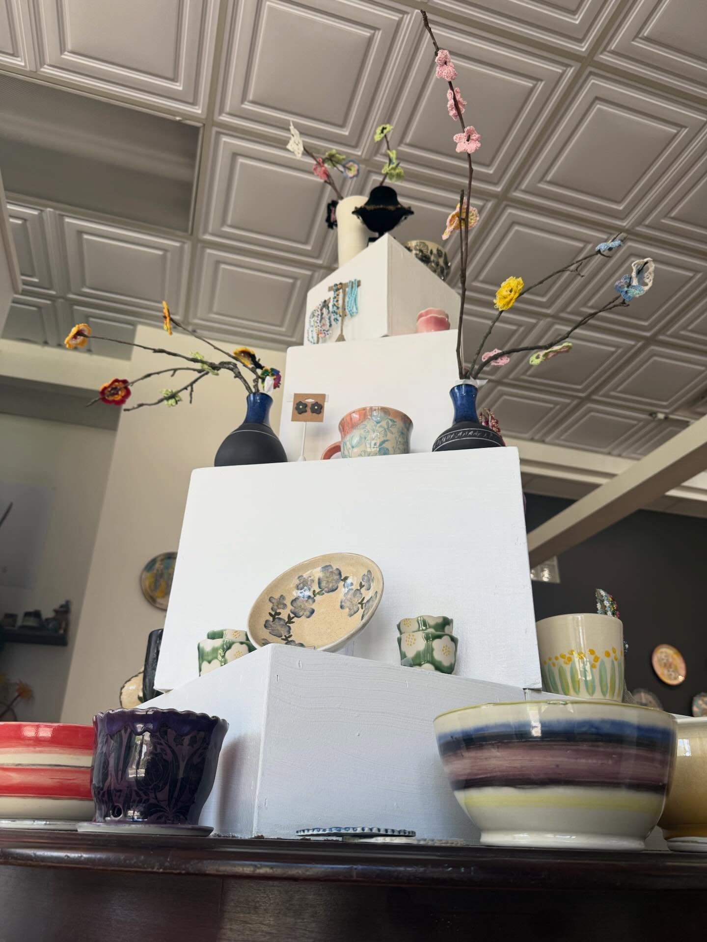 The Mothers Day Flower Show is up and running and she looks gorgeous! Stop in to grab a present for mom, grandma, or whoever else you wanna share some love with 🥰
The Mason Gallery is open Monday-Friday 10:00am-8:00pm, Saturday 10:00am-6:00pm, and Sunday 12:00pm - 6:00pm
#artgallery #ceramics #cincinnatiart #cincinnatismallbusiness #pottery