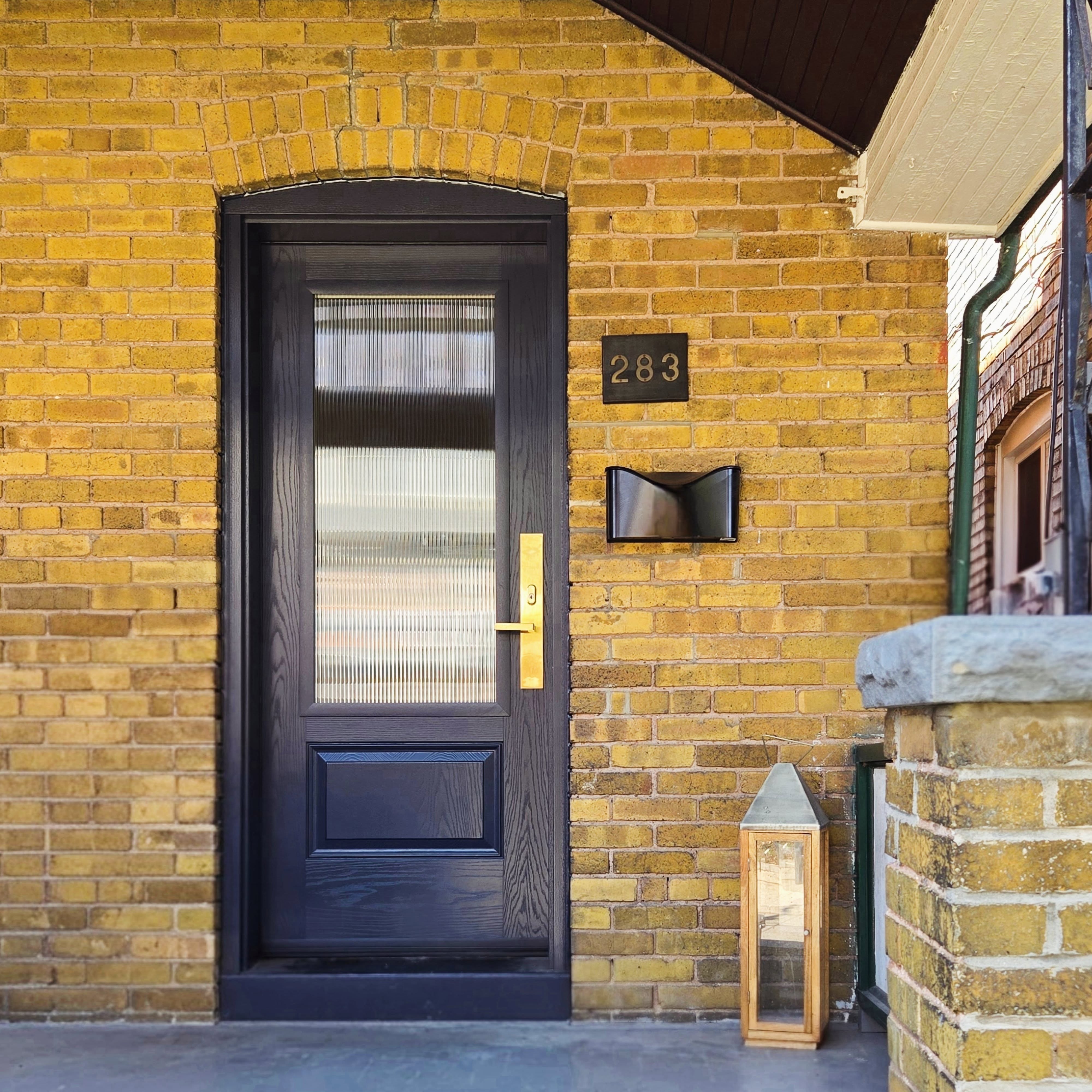Modern heritage. Clean, understated, European-inspired.
Muted gray-blue textured slab
Satin brass handle
Reeded glass
#EntryDoorsToronto #curbappeal #homerenovationideas #frontdoor #entryway