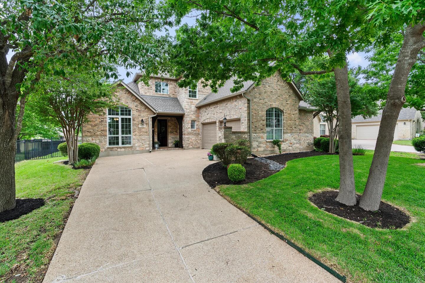 Open house Sunday 4-6 pm 🏡⛳️🌅
Golf Course Views You’ll Never Want to Leave
Picture this… enjoying a glass of wine as the sun sets over the golf course, or your morning coffee from your balcony with peaceful, scenic views. This stunning home in Teravista brings that lifestyle to life.
And some of us so: five bedrooms, two of them downstairs with full bathrooms. A dedicated office. A loft upstairs, beautiful kitchen, and breakfast area, plus a versatile formal dining room.
Join us and experience the beauty, space, and beautiful views for yourself. You won’t want to miss this one.
📍 1308 Hillridge Dr, Round Rock
🗓 Sunday, April 26
⏰ 4-6 pm
#OpenHouse #GolfCourseLiving #Teravista #DreamHome #HouseHunting #SunsetViews #HomeSweetHome #TexasRealEstate #RoundRockHomes #golfcourse #texaslifestyle #golfcoursehome #teravista #teravistahome #teravistarealestate #teravistaexpert #roundrock #roundrocktexas
#golfcoursecommunity #atx #atxhome #austinrealtor #buyersagent #listingagent#berkshirehathaway #bhhstxrealty #sabinemccallahomes #soldbysabine
