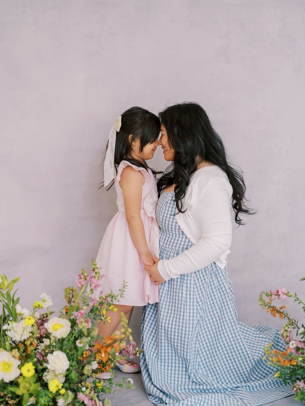 Capturing these intimate moments between mother and child are a blessing! 💕
Florals by @hellohoney.floral
#motherhood #greenbayphotographer #blessings