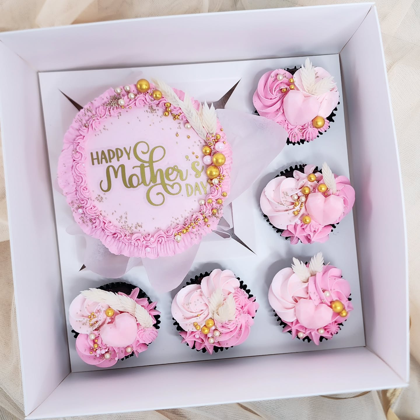 Mother's Day Cake and Cupcake Set
5" - 2 layer cake + 5 cupcakes
Cake Flavours - Vanilla; Chocolate or Red Velvet
Cupcake Flavours - Vanilla or Chocolate
Filled and covered with creamy buttercream and beautiful decorations.
Can place your orders via whatsapp - 083 7877 083 Or email : info@marlenebakes.co.za
#MothersDayCakes #mothersdayspecialโค๏ธ #CakeTrends #MidrandBaker #Marlenebakes