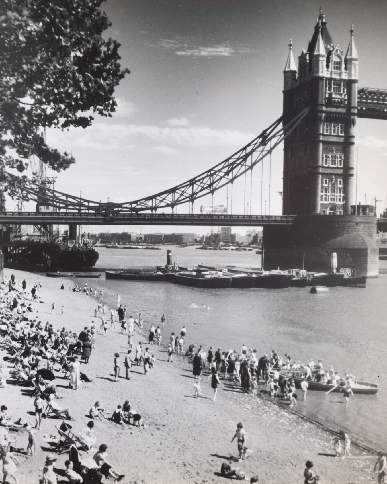 When summer feels just around the corner ☀️
Tower Beach opened in 1934, quickly becoming a favourite riverside escape for Londoners.
Just a few blocks away on Mansell Street, Charatan was already mastering the craft of pipe making. The , already seventy years into its story, the business was under the stewardship of Reuben Charatan, second generation.
One can’t help but wonder if Frederick, his father, or Reuben himself ever slipped away from the workshop for a quick dip in the Thames and a well-earned smoke.
📷 Henry Turner 1935-36
#frederickcharatan #charatanlondon #towerbridge #charatan #london