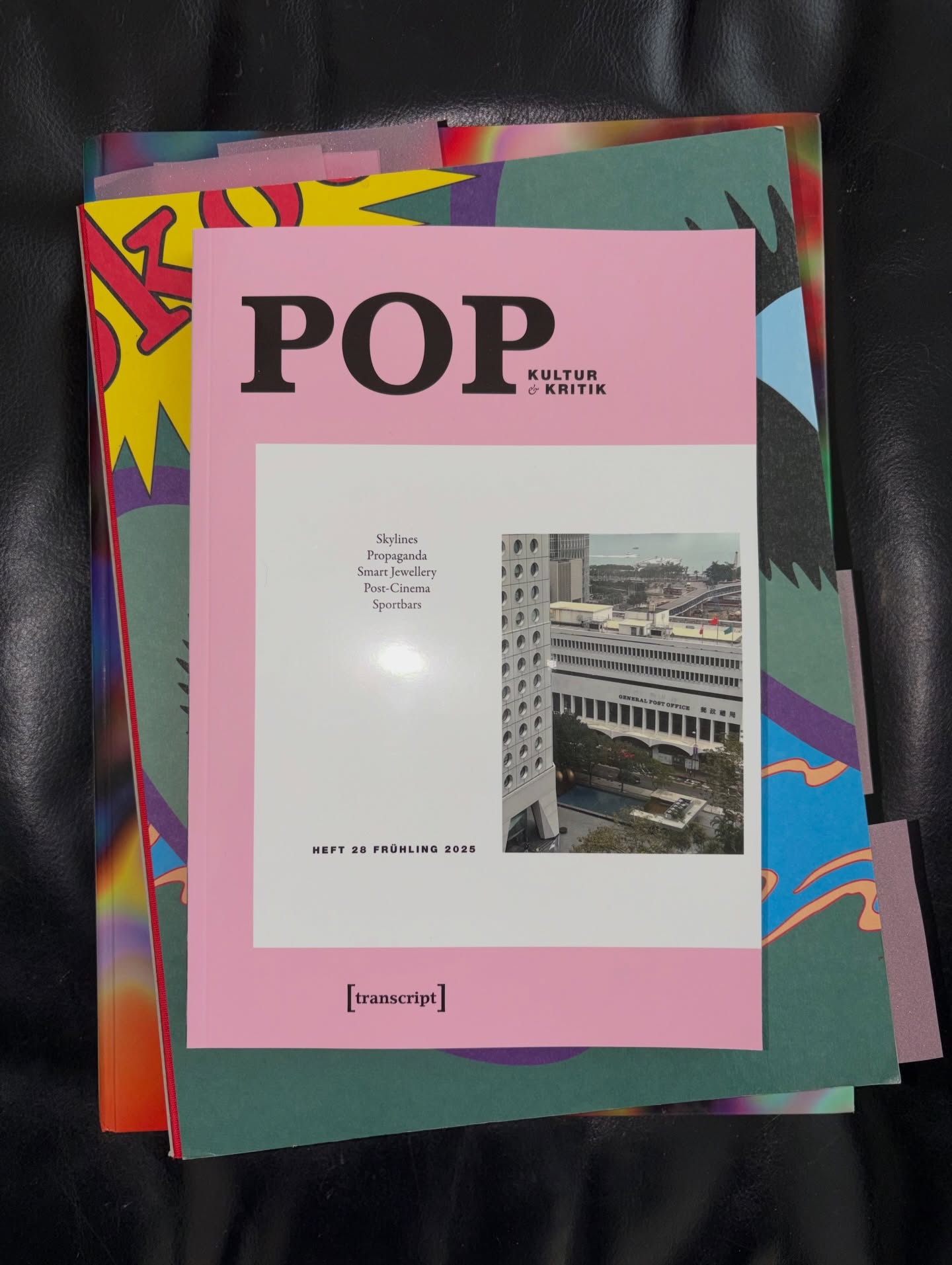 Die neue POP ist da!
Mit Texten über KI in der Kunst, SAT.1 Gold, Miley Cyrus, (anti-)faschistische Mode, Wearables, die Memifizierung von J.D. Vance und vieles mehr.
Geschrieben von @veratollmann, @maren.lickhardt, @commanderlulu, @enzofrancoforte, @ideenfreiheit und vielen mehr.
Ich selbst habe über Hyperpersonalisierung geschrieben. Mich hat dabei folgende Spannung interessiert: Personalisierung wird gerne als radikalisierte Individualisierung gelesen (z.B. bei Reckwitz’ „Gesellschaft der Singularitäten”). Die Netzgemeinschaft beobachtet aber eher das Gegenteil – eine Homogenisierung durch (Hyper-)personalisierung. Alles sähe gleich – generisch – aus. Wie viel Individualisierung steckt also in der Personalisierung?
