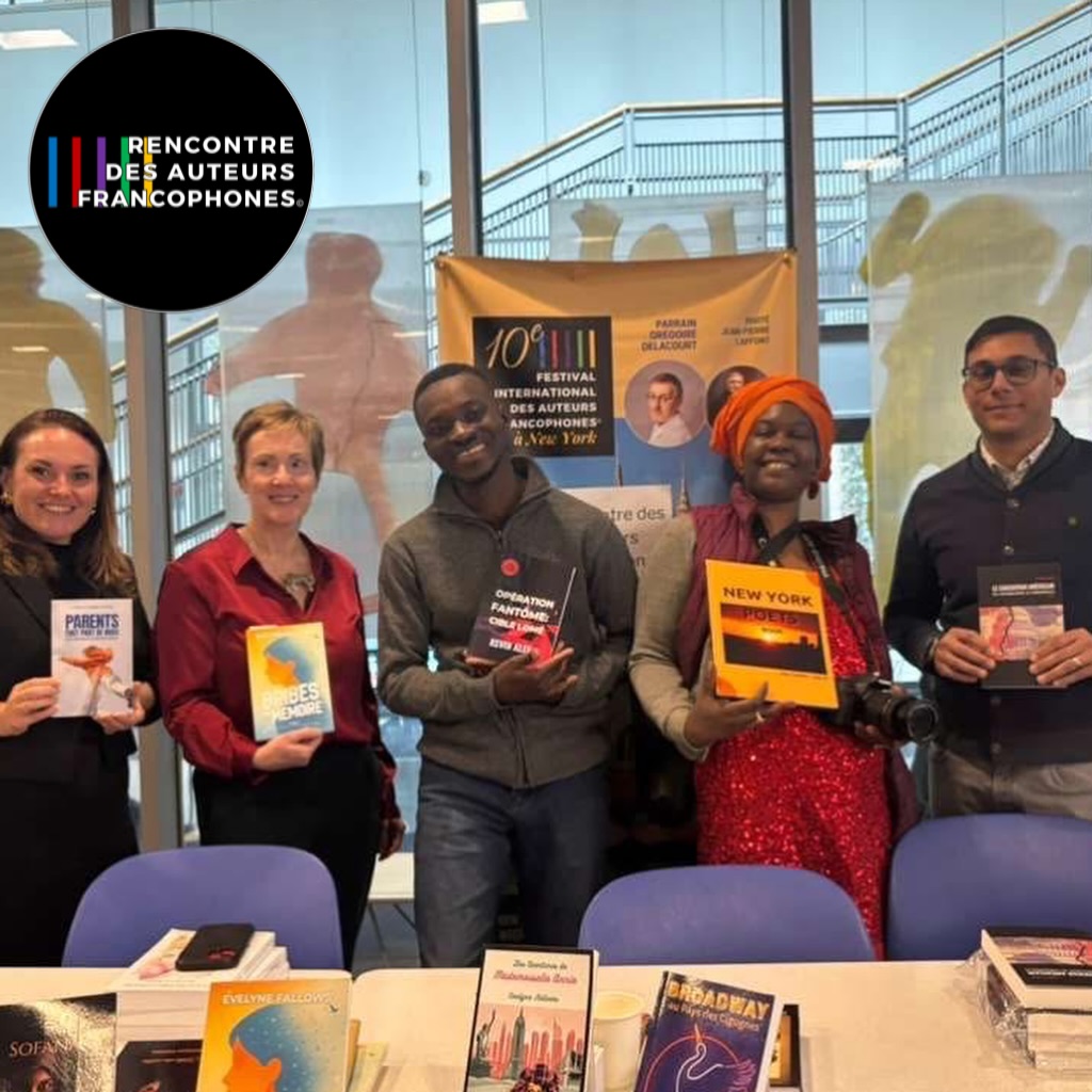 Quelle joie de voir les auteurs du réseau réunis à nouveau à New York !
Une belle délégation du réseau Rencontres des Auteurs Francophones a eu le plaisir de participer à la journée culturelle francophone du Lycée Français de New York. Un grand merci à l’équipe du LFNY dont Valentine Grammont
Ils étaient cinq à représenter le réseau, partageant avec enthousiasme leurs derniers ouvrages… mais aussi ceux de notre maison d’édition.
Parmi eux :
- Évelyne Fallows, auteure membre de la première heure
- Kevin Alex, venu de Washington pour sa toute première rencontre avec le réseau
- Abby Nbaye, franco-sénégalaise actuellement en résidence artistique à New York
- Nathan Juste, le financier qui écrit avec talent.
- Laurene Graziani, récemment arrivée dans le réseau et déjà très intégrée
Merci à l’ambassadeur Xavier Biang, représentant de l’Organisation Internationale de la Francophonie aux Nations Unies, d’avoir salué les auteurs une nouvelle fois (et d’avoir même dégusté le gâteau au chocolat d’Aby !)
Au-delà des livres, ce sont surtout des rencontres humaines, des échanges, et cette énergie collective qui font la force du réseau.
Offrir des opportunités à nos auteurs, partout dans le monde, auprès de publics engagés et francophones — c’est l’une de nos missions essentielles.
Et si tout cela existe, c’est grâce à :
- l’implication de nos auteurs
- l’engagement de nos ambassadeurs
et cette envie commune de faire rayonner la culture francophone dans le monde et auprès de tous
A suivre…