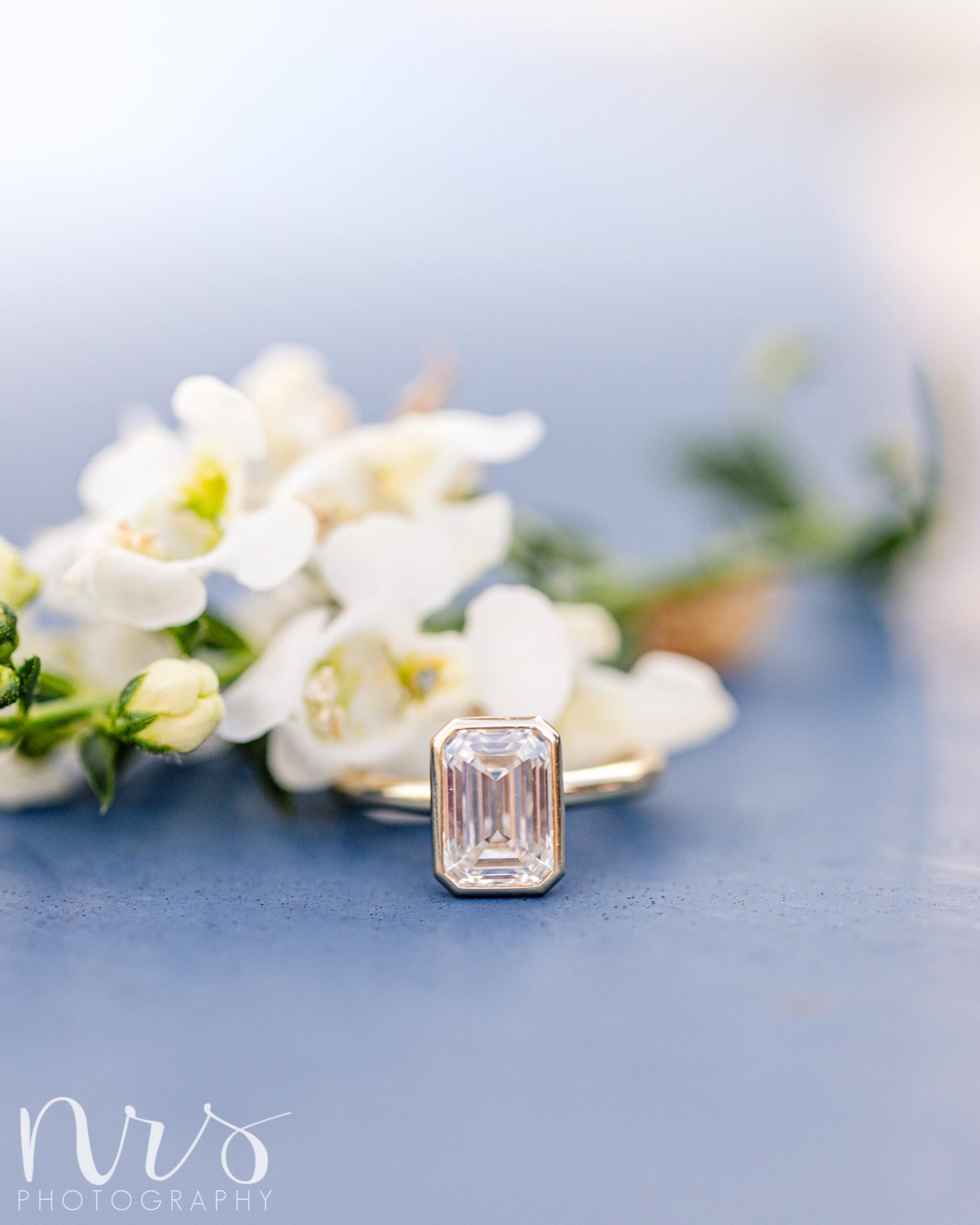 The top of a mailbox made the perfect backdrop for this ring shot! 📬✨
#nrscouplesandweddings