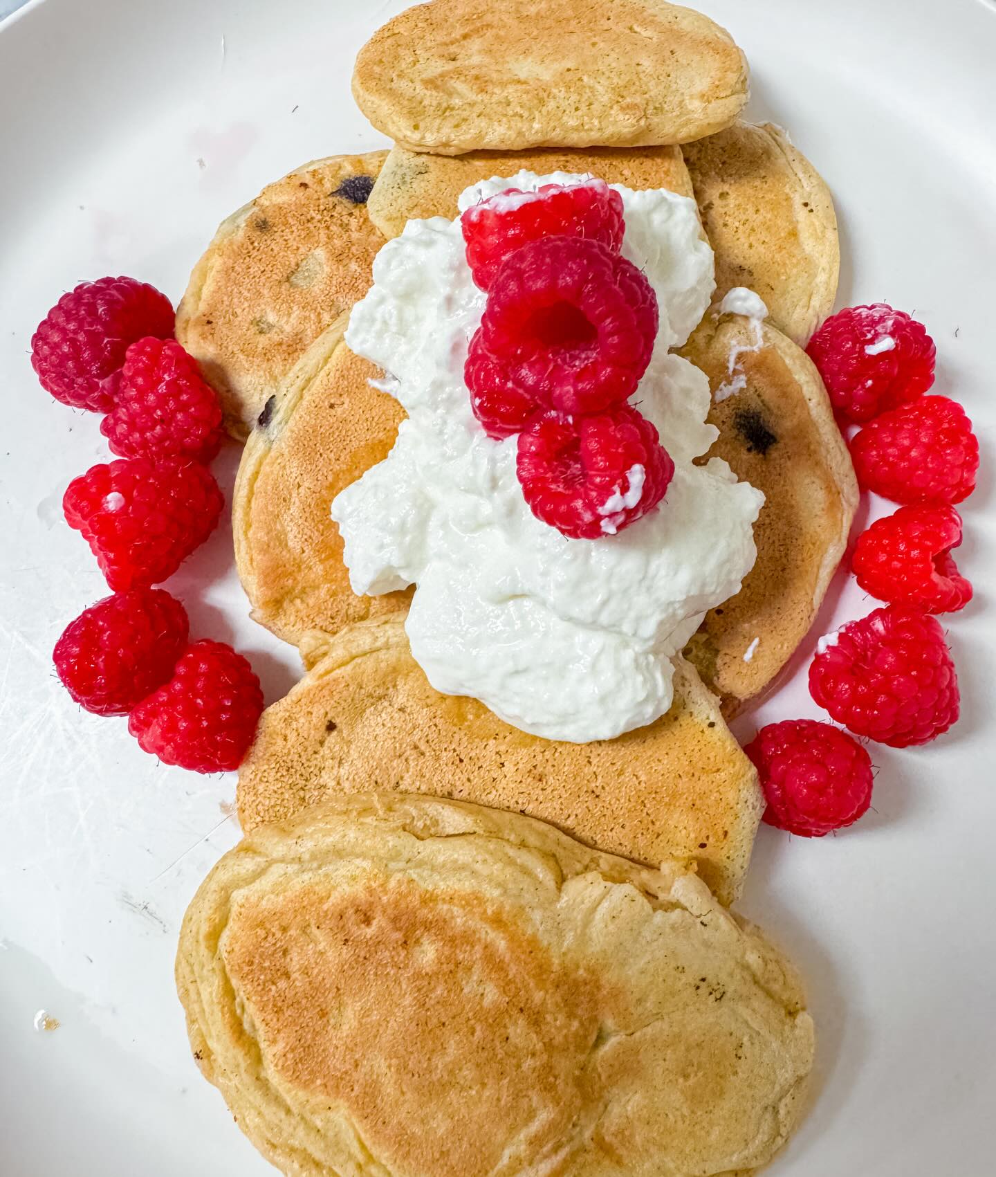 Beautiful May 🌸🌺 May you bring spring flowers, marvelous memories, and a month full of connection, love, smiles & sun ☀️.
There’s no better way to kick off the month than with this homemade pancake recipe topped with fresh berries & Greek yogurt.
Recipe:
40g @arrowheadmills organic oat flour
30ml @slatemilk French vanilla protein shake ( can sub for milk)
40g @oikos triple zero vanilla Greek yogurt ( rest to top)
25g @drinkiconic vanilla protein powder
1 egg @traderjoes
1 tbsp @lilys_sweets dark chocolate no sugar added chips.
Fresh raspberries ( current obsession) and the rest of that Greek yogurt to top!
#may #pancakes #recipe #proteinpancakes #healthyrecipes