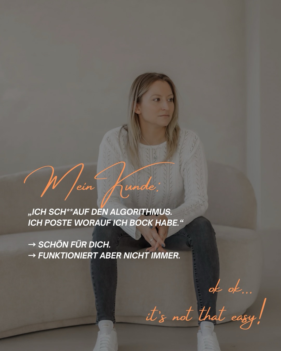 „Ich will einfach authentisch sein.“
→ einer der meistgesagten Sätze im Social Media Marketing aktuell.
Und ich verstehe ihn.
Gerade durch die Flut an KI Content sehnen sich viele nach Echtheit.
Nach Content, der nicht austauschbar ist.
Ich hatte kürzlich einen Kunden, der genau so gedacht hat.
Instagram Ads liefen gut, Zielgruppe getroffen, aber der restliche Account hatte keine Strategie, keine Weiterentwicklung und keine klare Richtung, weil er „echt“ sein wollte.
Authentizität ist wichtig.
Aber sie ersetzt keine Strategie.
Social Media Marketing funktioniert nicht, wenn man einfach „irgendwas postet“ und hofft, dass es schon passt.
Genauso wenig funktioniert es aber, wenn man jedem Trend blind hinterherläuft.
Für mich ist guter Content:
→ relevant
→ verständlich
→ hilfreich
→ und bewusst erstellt
Ich schaue mittlerweile viel weniger auf Views und viel mehr auf:
• Saves
• Shares
• echte Reaktionen
• Anfragen
Denn genau dort entsteht Wirkung.
2026 wird nicht gewinnen, wer am meisten postet.
Sondern wer am meisten Mehrwert liefert, den man nicht mit nicht
Was ist dir aktuell wichtiger auf Social Media:
Quantität oder Qualität?