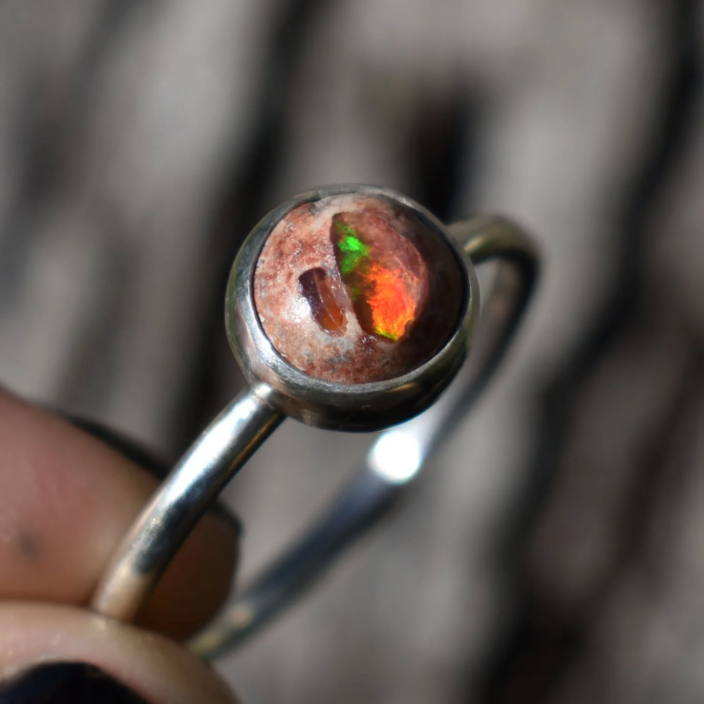Let us just take a moment and look at the flashes in these Fire Opals 😍 Available on my shop, sizes 4-13!!