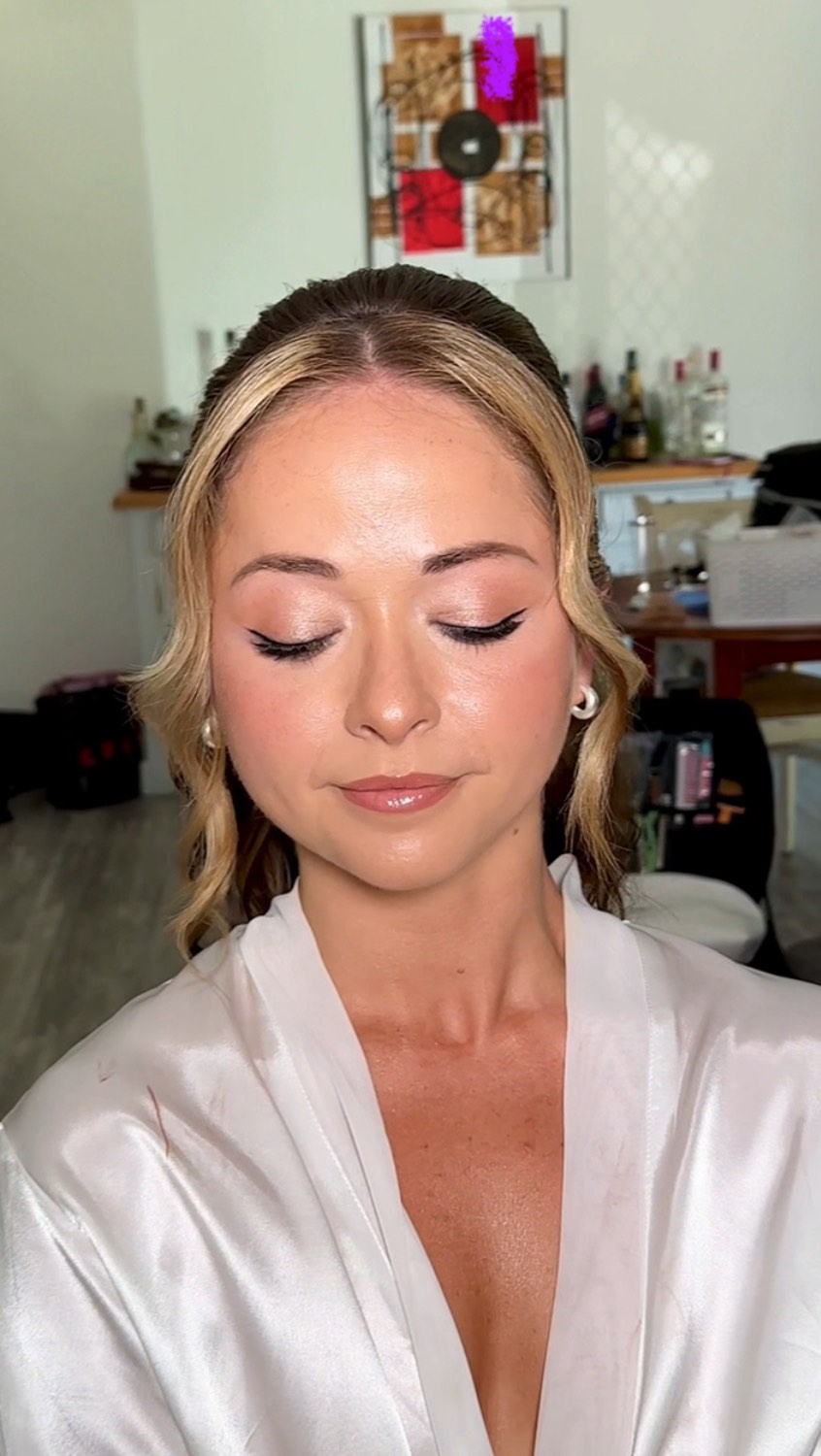 Bronzed & Glowy Bridal Makeup β¨
Recently we had the delight of doing Jessβs makeup for her big day. She wanted natural elevation of Makeup with a dewy finish, and a polished half up half down for her hair style.
Still obsessed!
Thank you and Congrats Jess! π
#velbellabride #velbellaairbrush #airbrushmakeup #bridalmakeup #naturalbride