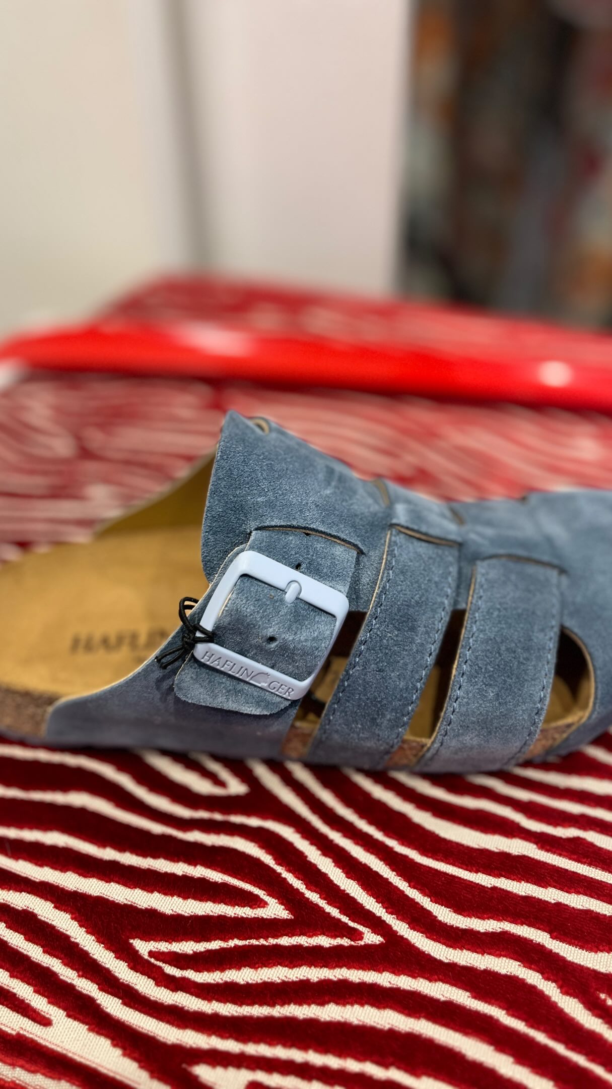 Der neue Haflinger macht uns bereit für die Sommertage. Was freue ich mich doch immer, wenn bewährte Marken sich Neues trauen und hochmodisch unterwegs sind. #geigerschuheundtextil #nachhaltig #schuhe