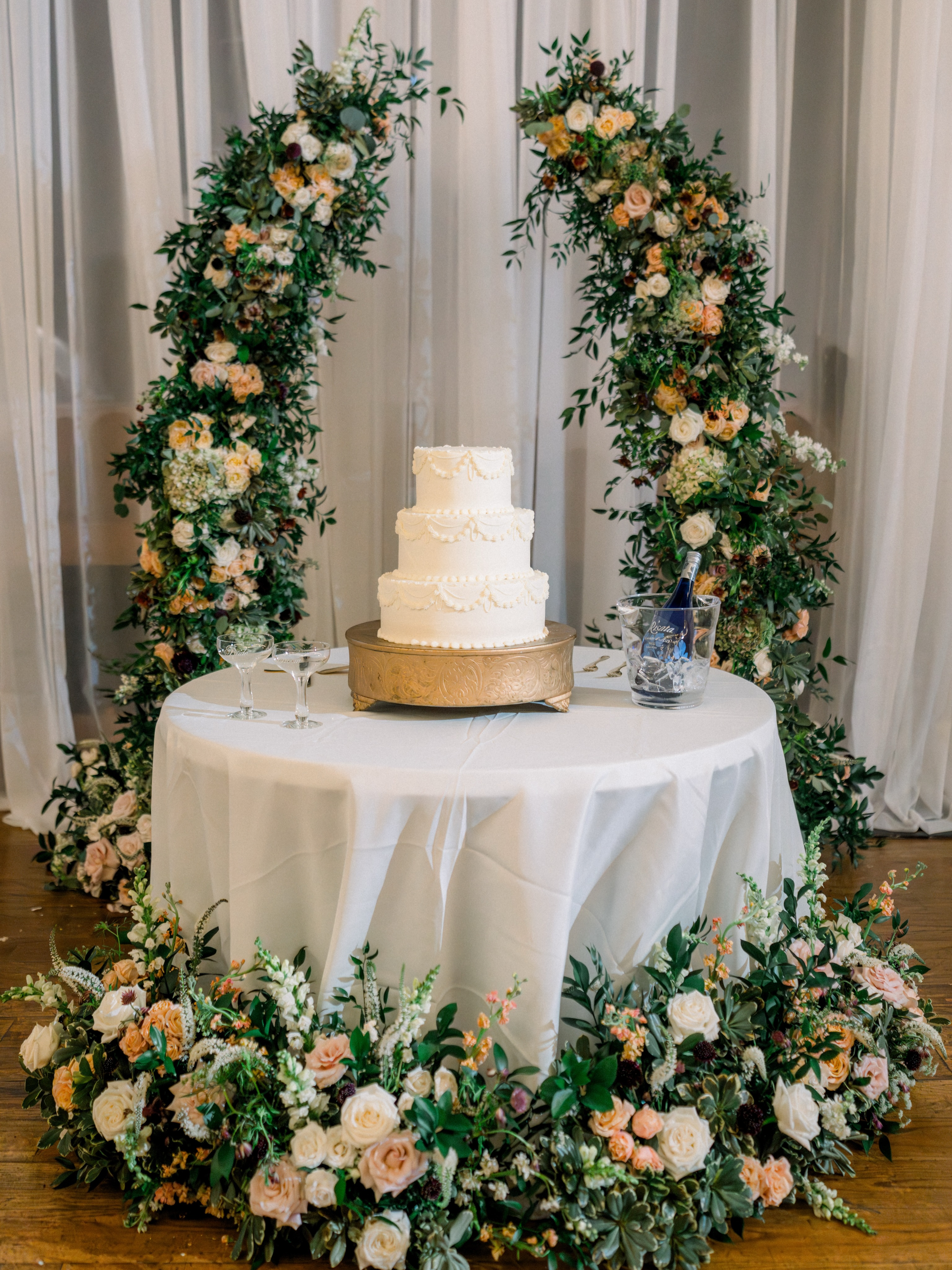 When florals meet frosting, everything feels like a dream.
From the first dance to the last slice, thereās just something about a cake tucked into a soft floral meadow that feels so romantic and dramatic in the sweetest way.
And Iāll admit it⦠I might be biased since these are my florals (and my wedding cake), but this has to be my favorite display so far.
Venue: @ironcitybham
Photo & Video: @samples_photo_cinema
Coordination: @powellsbouquet @southern_celebration
Florals: @powellsbouquet
Cake: @penandpastry
Catering: @happycateringco
Lighting & Draping: @d4_events
DJ: @djpartytyme70
Rentals: @quest_events @eventworksrentals
Stationery: @dirtandallgarage
Groomās Cake: @annahoward56
HMU: @__elysianstudio