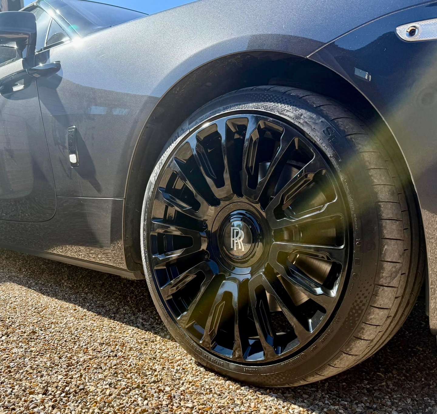 Our first #wheelwednesday๐ฅ post! Black gloss finish for these Rolls-Royce wheels ๐
.
.
.
#alloywheelspecialist #alloywheels #supercars #rollsroyce