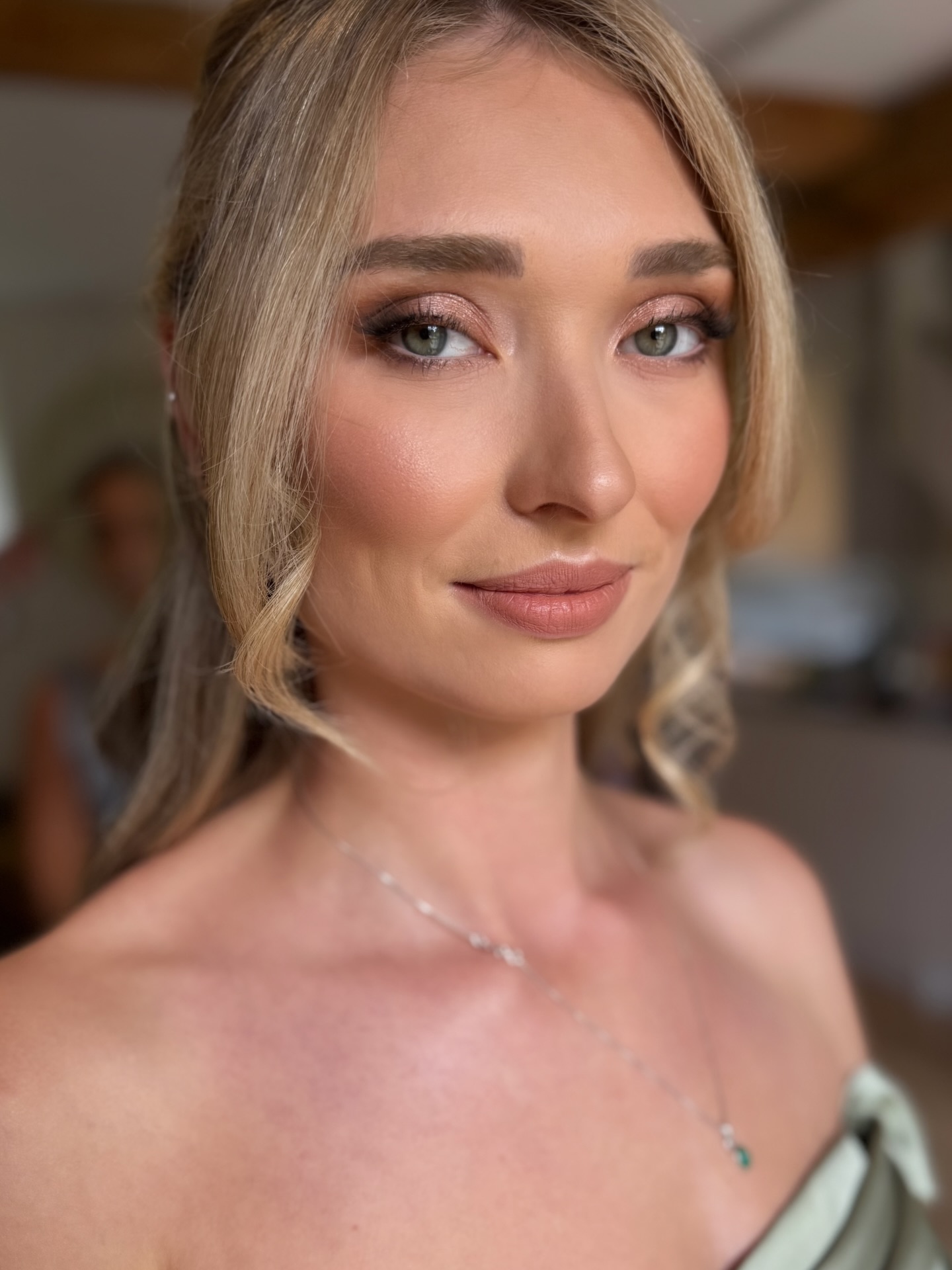 SAVE - for your peachy toned, bronzed bridesmaid makeup inspo 🍑✨ perfect for a relaxed spring/ summer wedding party vibe
Makeup by me on this gorgeous bridesmaid at @theoakbarnff 🤍
Hair @shesaidyesbridalhair 🤍