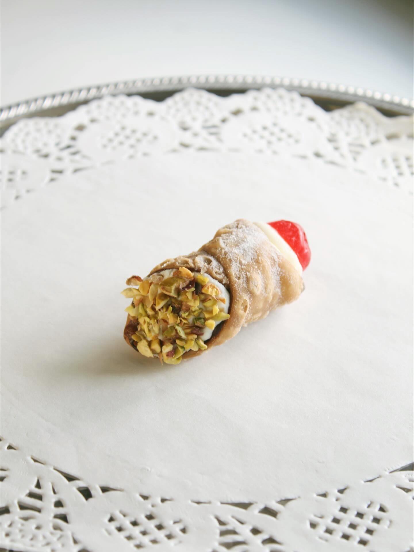 TRADIZIONALISSIMO
Cannoli crocante
Ricotta fresca
Cioccolato
Limone &
Basta.
No tamanho two bite size para coquetéis e eventos.