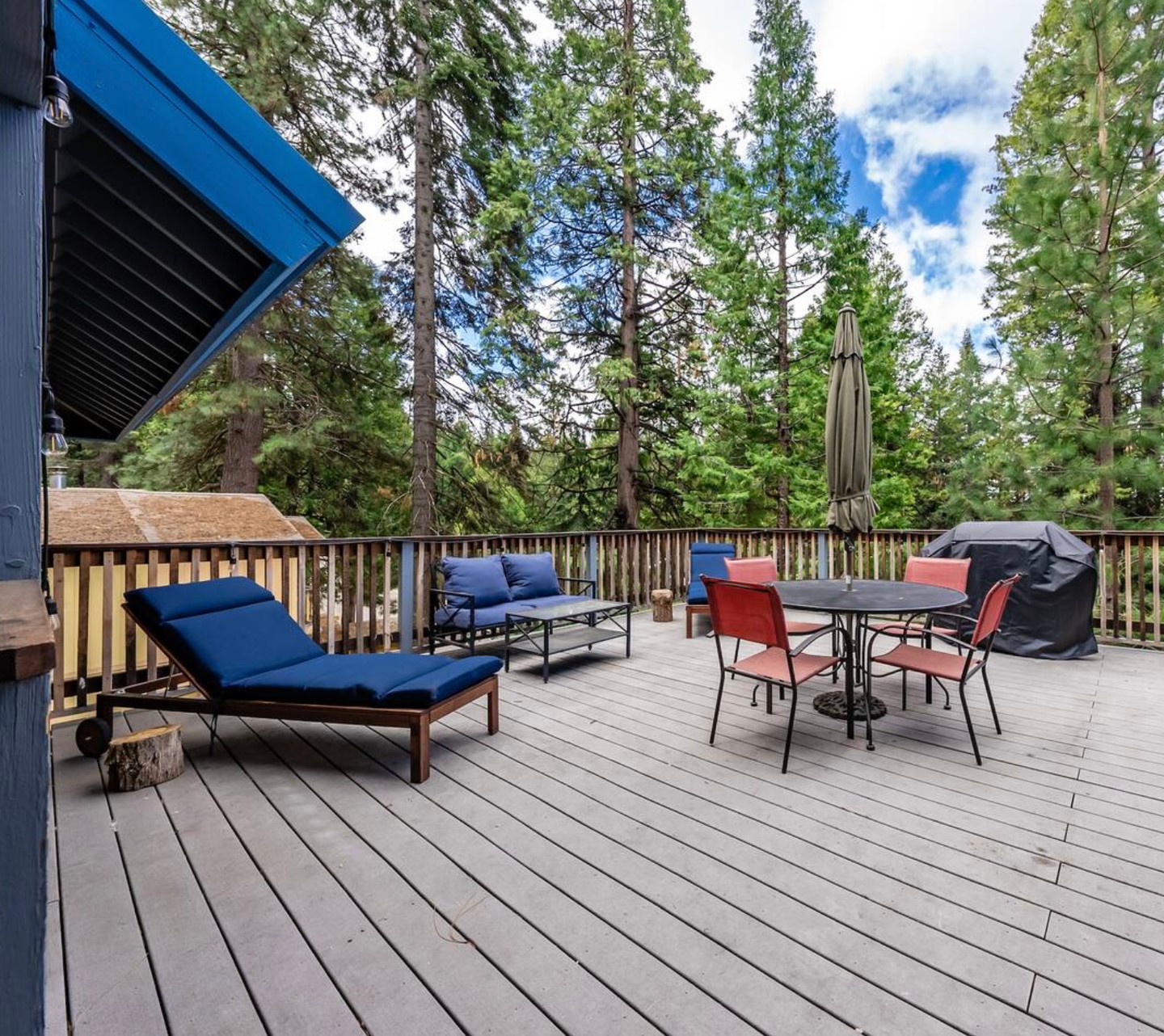 Come on over to My Side of the Mountain — where the deck steals the show.🌲 With the kind of setup made for slow mornings, golden hour hangs, and all the fresh mountain air you can soak in.
A great cabin and an even better deck? Yes please. - www.thecabinhost.com.💙
#MySideOfTheMountain #ShaverLake #DeckGoals #CabinLife #MountainGetaway #TheCabinHost #WeekendEscape #MountainViews #CozyRetreat