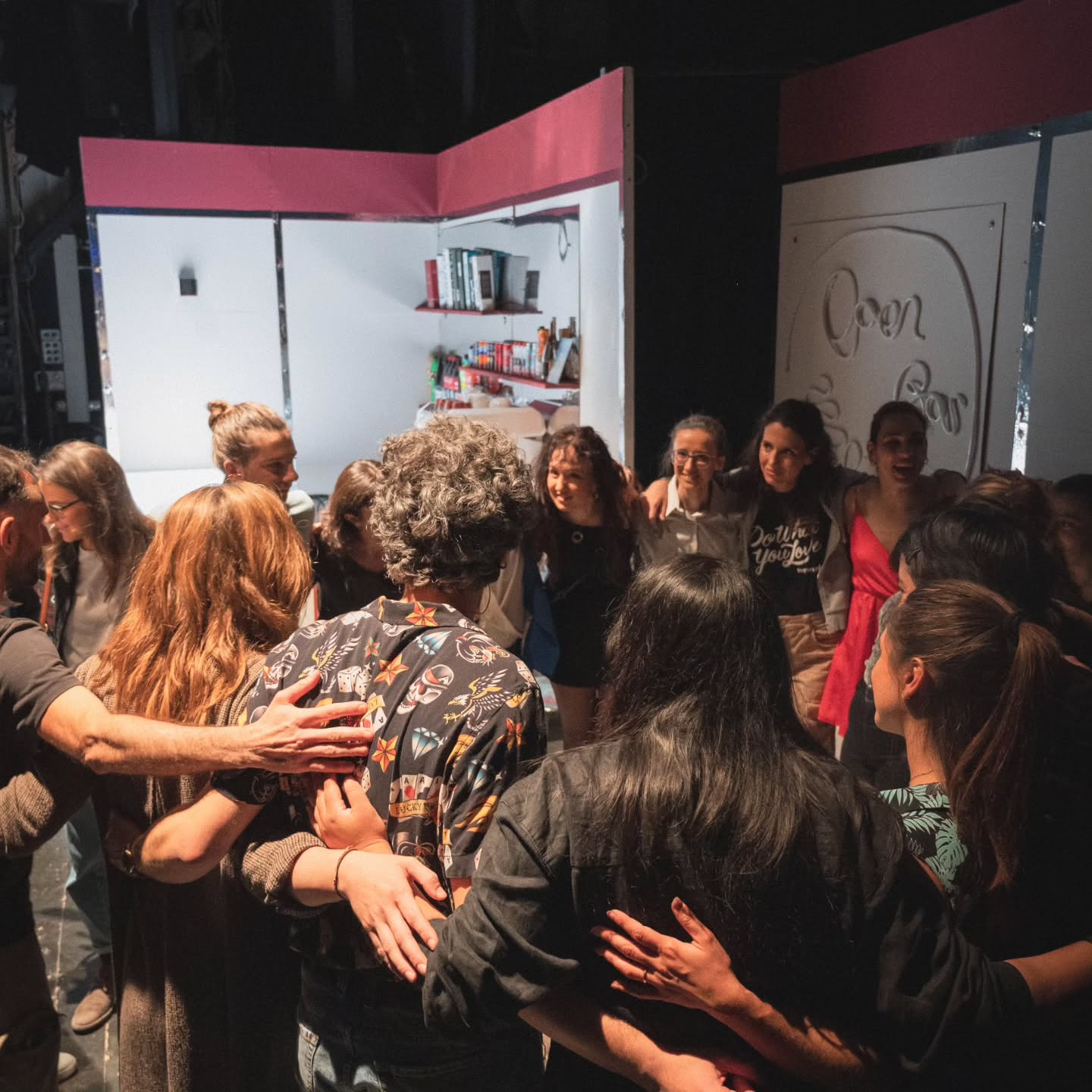 Gli attimi prima di andare in scena..
L'emozione, la concentrazione, gli abbracci, quel pizzico di paura..
Questi sono stati gli attimi prima che si aprisse il sipario su Open Bar per la prima volta
E portarlo in scena, per noi, è stata un'emozione incredibile
Speriamo lo sia stata anche per voi
Ma siamo pronti a tornare sul palco: Lecco, Teatro Cenacolo Francescano, 16 maggio
Ci sarete?
#musical #musicaltheatre #teatro #debutto #emozioni
📸 @oettam.onnam