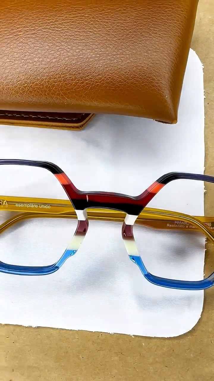 Design exclusivo para quem não passa despercebido.
Se a ideia é se destacar, o óculos deixa de ser detalhe — vira protagonista.
Modelos com identidade forte, cores marcantes, formatos únicos e acabamentos fora do comum.
Aqui, cada peça foge do padrão e transforma o seu estilo em algo realmente único.
Porque enxergar bem é essencial… mas expressar quem você é faz toda a diferença.
Venha descobrir o modelo que tem tudo a ver com você.
Temos 4 lojas em São Paulo à sua disposição.
#Moda #FashionStyle #EstiloÚnico #Tendência #FashionEyewear