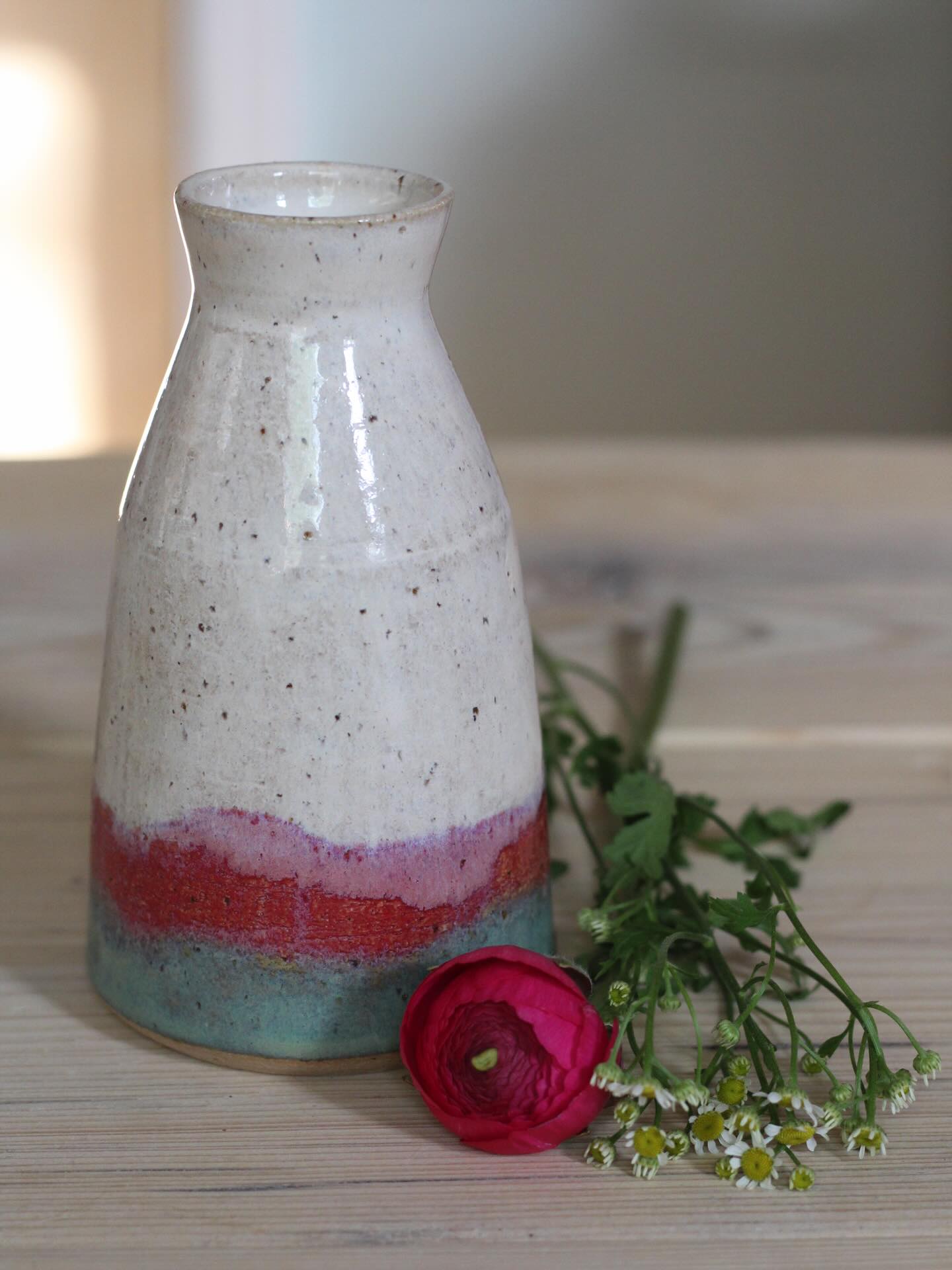 Vases! New! More vase content incoming… flowers from @theramblingrosebristol 🩷🩷🩷 #jenmakespots #bristolpotter #vase #ranunculus