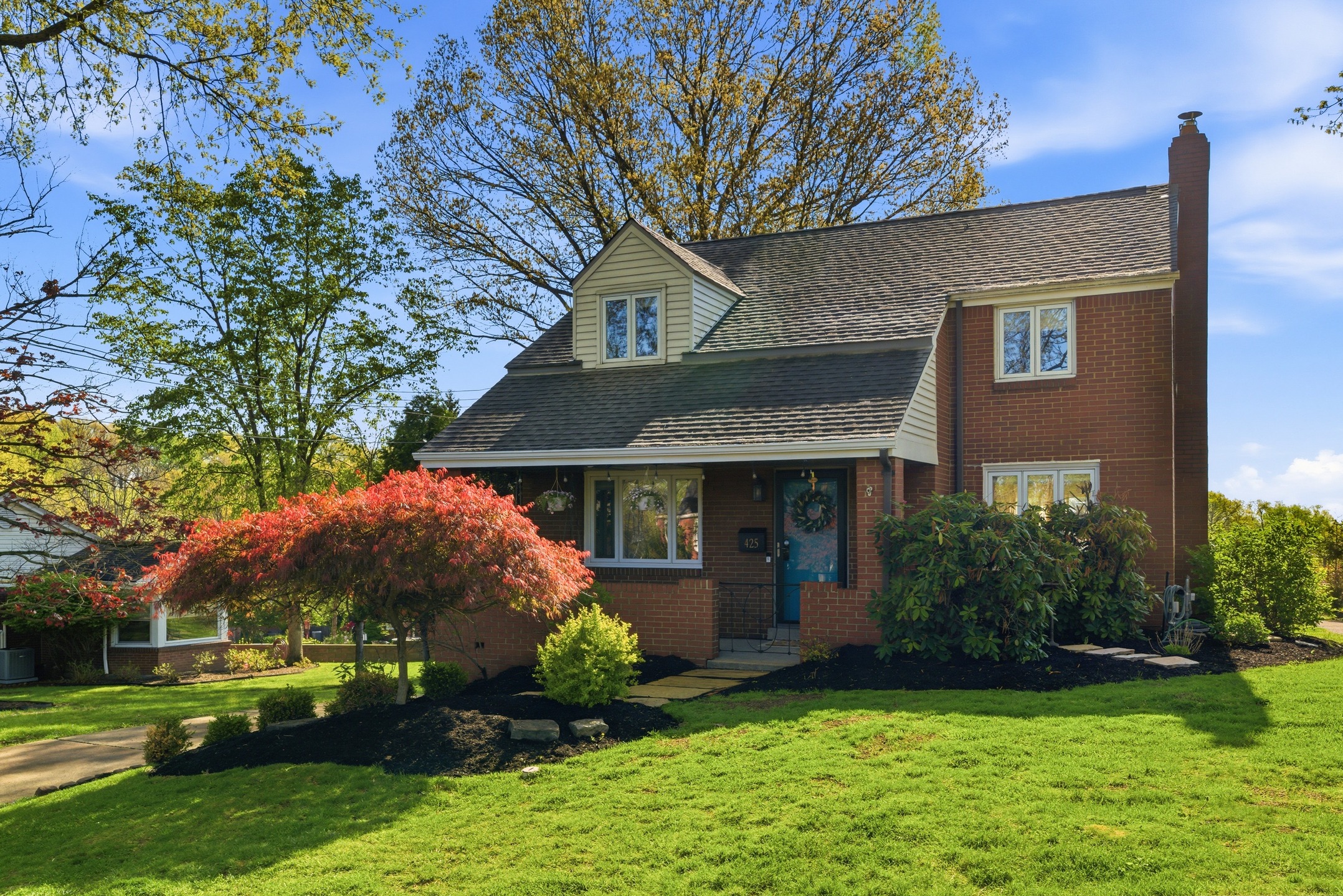 Charming, cozy, and move-in ready 🏡✨
This 3-bedroom Cape Cod features a warm living space with a log-burning fireplace, hardwood floors, and an updated kitchen with stainless steel appliances and granite countertops.
Step outside to a large deck and spacious backyard—perfect for hosting or relaxing. 🌿 All in a beautiful neighborhood just minutes from downtown Pittsburgh.
Comment EDGEWOOD for more details 👇