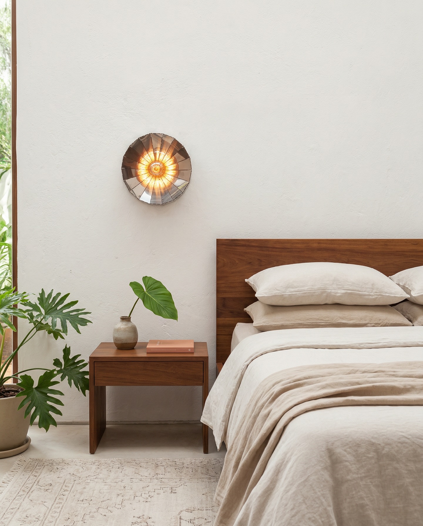 Apresentada durante a Design Week, a MINUT é uma das novidades que desenvolvemos este ano — uma variação da NUT pensada para espaços mais compactos.
Com 32 cm de diâmetro, suas dimensões reduzidas a tornam especialmente adequada para ambientes menores, áreas de circulação e situações mais intimistas, sem perder sua característica principal.
A peça explora a relação entre luz e matéria a partir de uma construção em chapa metálica polida, onde superfícies anguladas refletem e difundem a luz de forma radial.
Como um farol em um campo aberto, sua luz não apenas ilumina, mas orienta o olhar, revelando-se inédita a cada ponto de vista.
#designbrasileiro #designautoral #iluminacao #lightdesign #luminaria