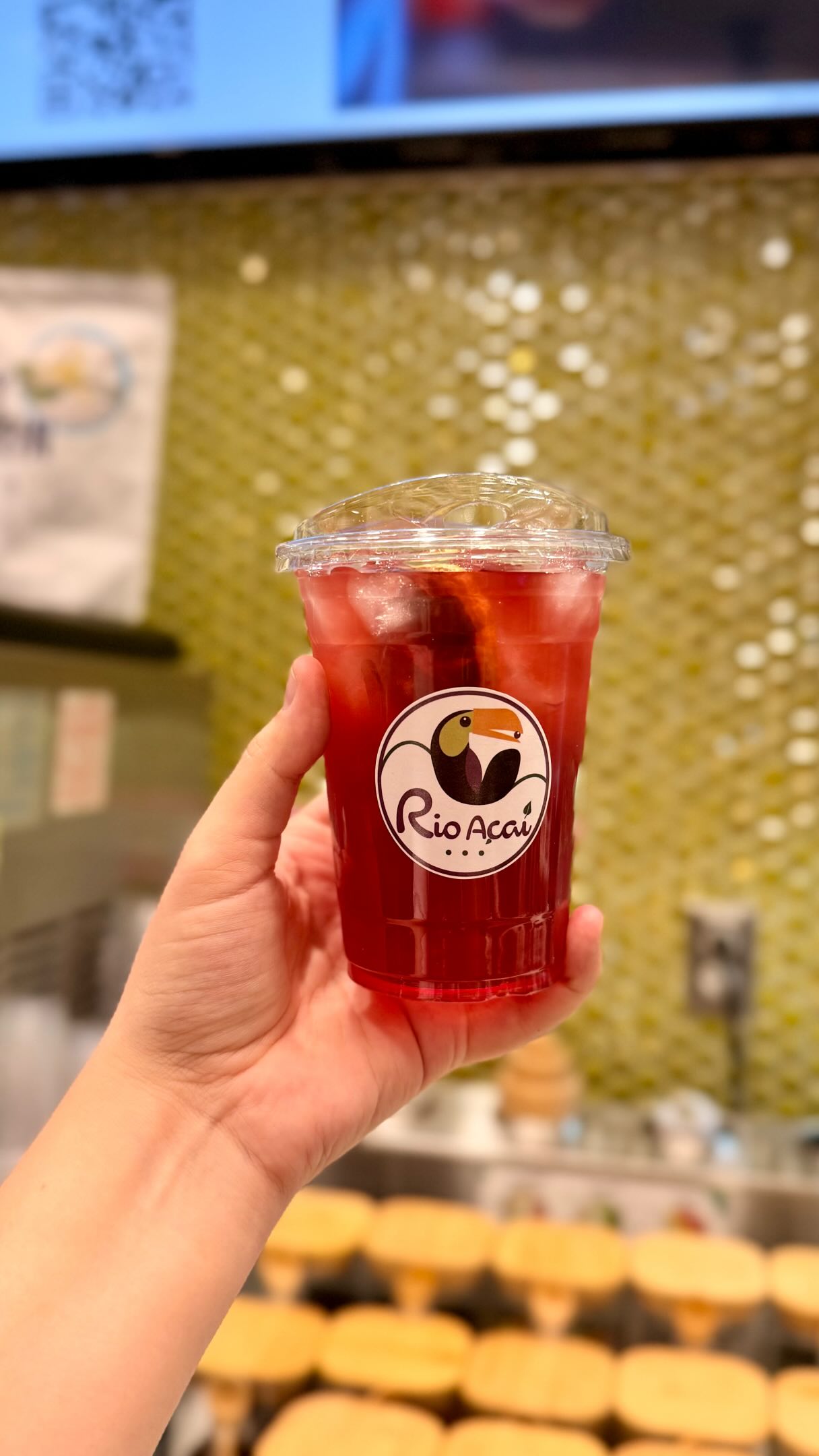 Rio Sunset in the making…
Light, fresh, and dangerously refreshing 💚
A vibrant blend of açaí & hibiscus tea with lemonade + cranberry… your new go-to sip!
Come taste the refresh ☀️
-
Rio Sunset en préparation…
Léger, frais et ultra rafraîchissant 💚
Un mélange vibrant de thé d’açaí et d’hibiscus avec limonade + canneberge… ta nouvelle boisson préférée!
Viens goûter la fraîcheur ☀️