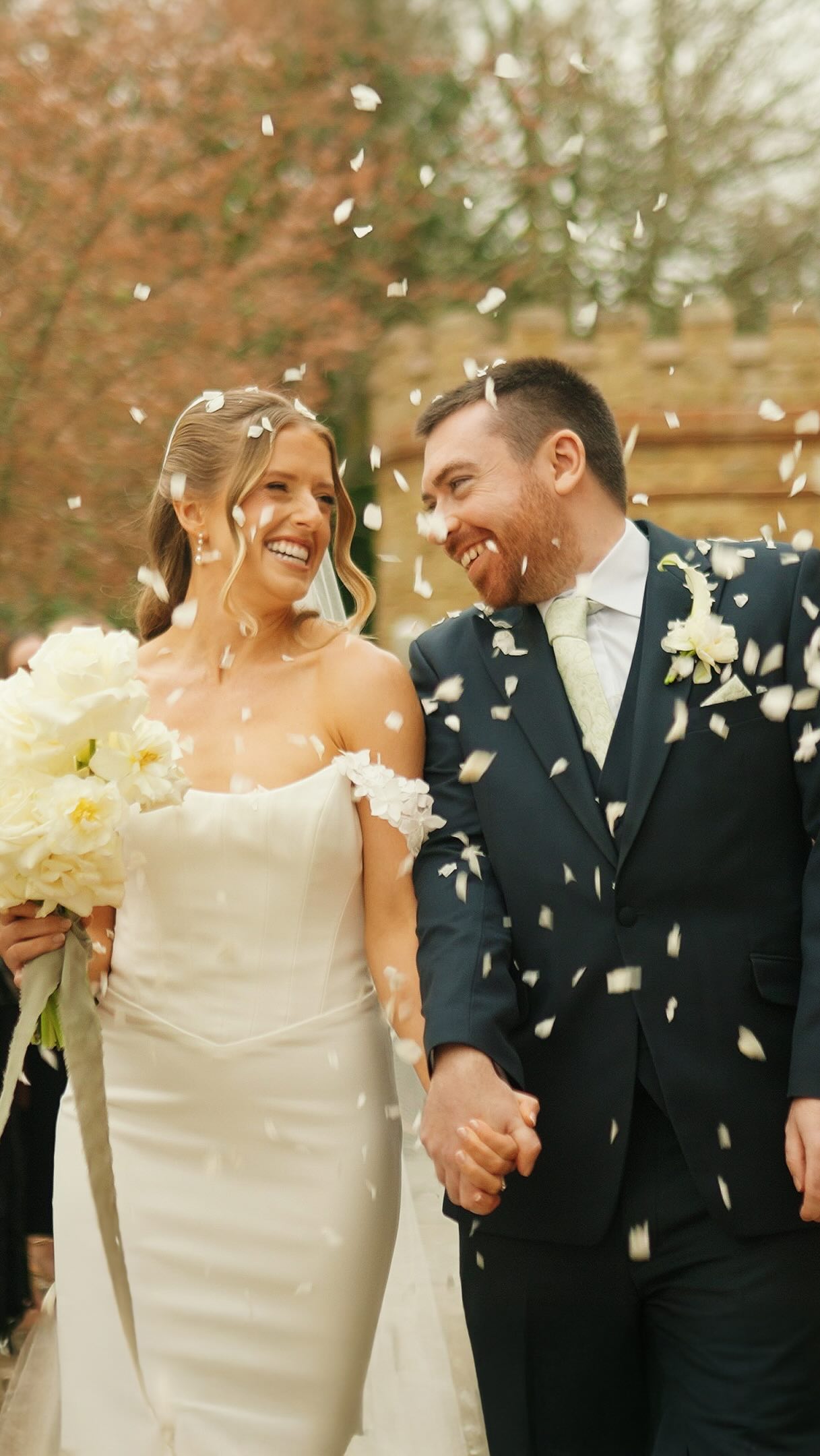 Bethany & Doms wedding at @ravenswoodvenue was the vibe, champagne sprays, a rowdy dance floor, saxophone from the most talented @musicwitheve
Suppliers!
Video - @everlasting.uk
Photo - @laurenmitchell.photography
Venue - @ravenswoodvenue
Music - @musicwitheve
Photo Booth - @snappyshotevents
DJ - @opl_pro
HMU - @hl_london
Styling - @by_emeraldevents
Dress - @mikaellabridal